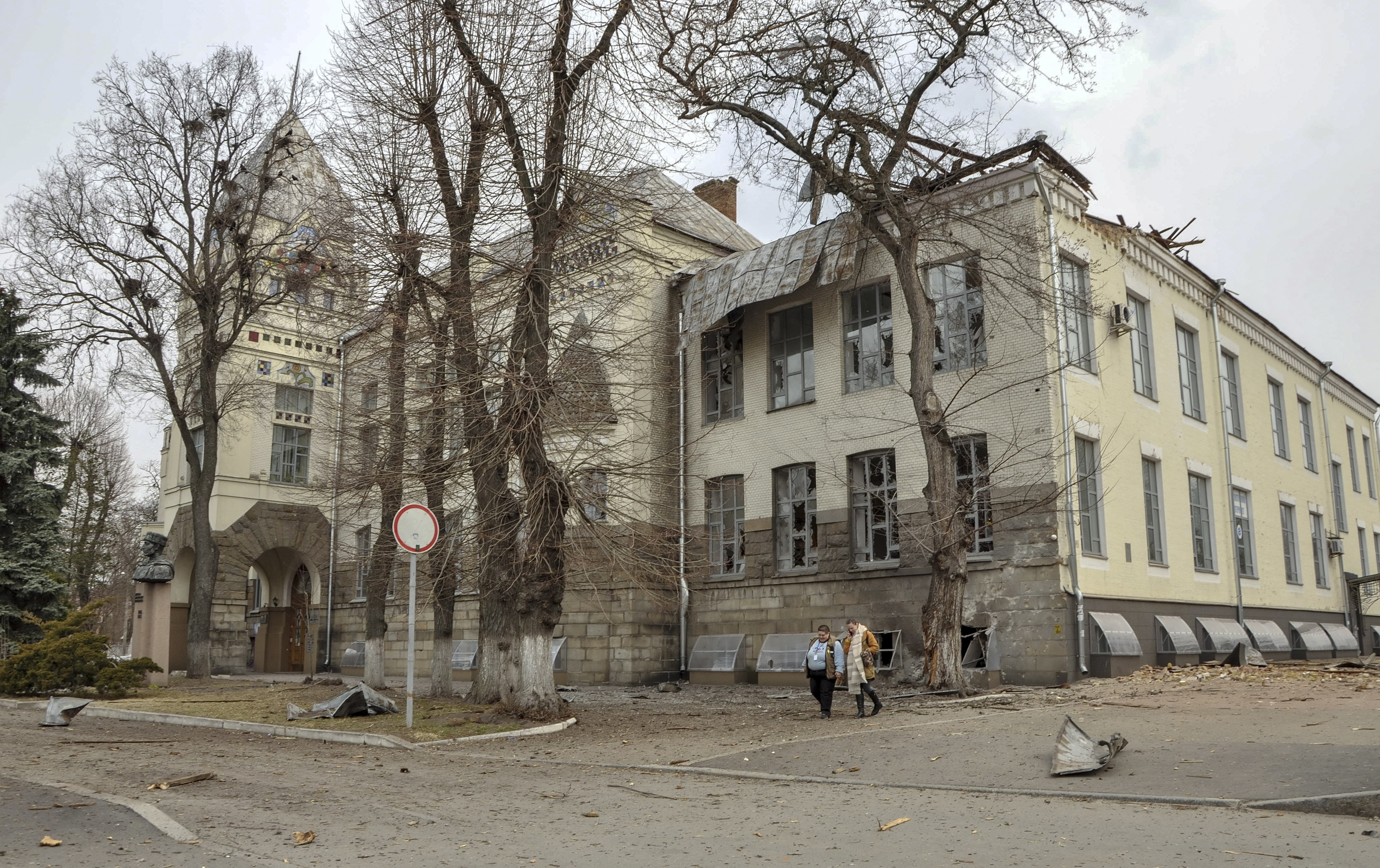 El edificio de la biblioteca Korolenko destruido por los bombardeos, en Chernigov.
