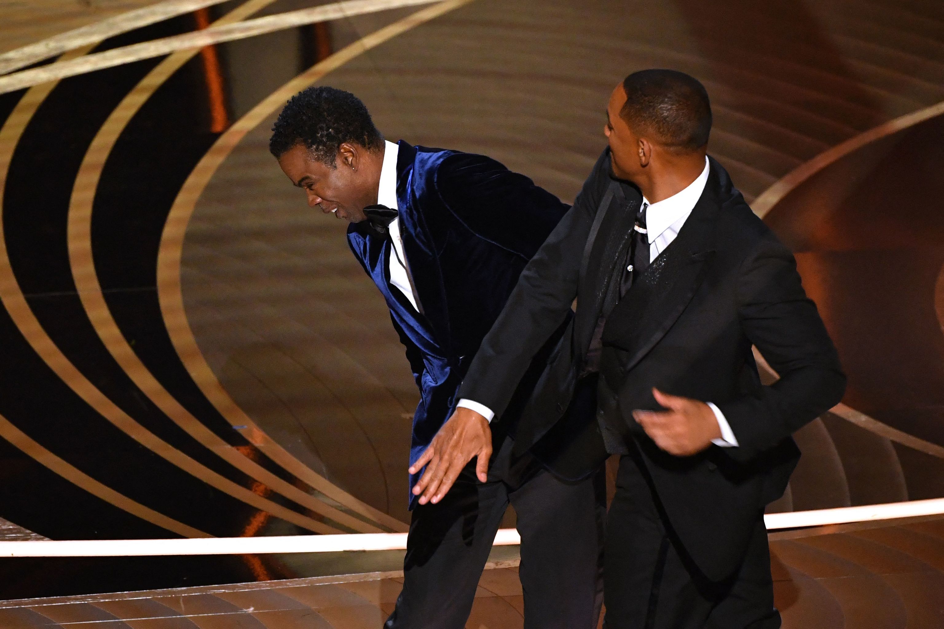 Momento en que Will Smith abofetea a Chris Rock en la ceremonia de los Oscar.
