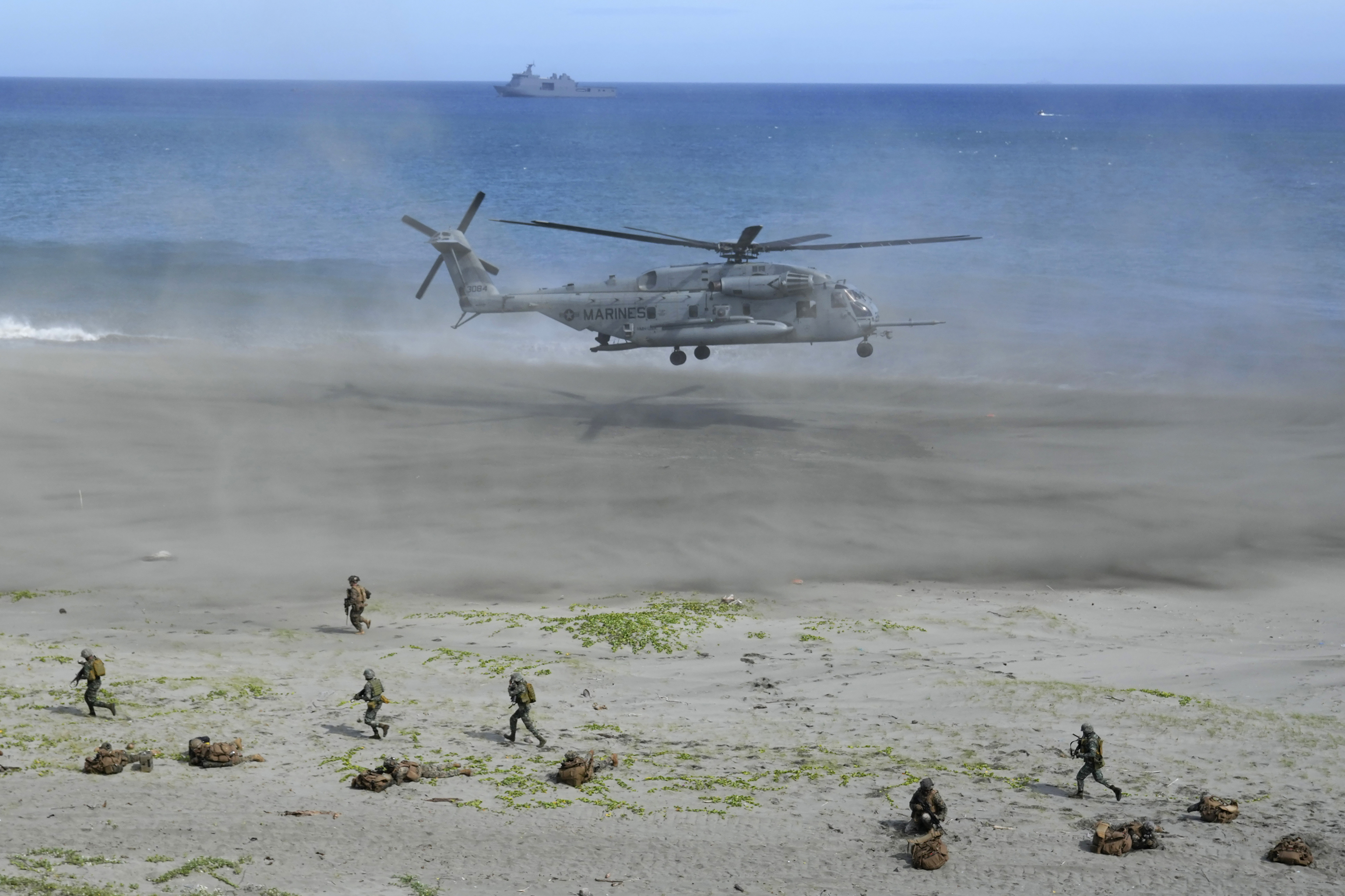 Un helicóptero CH53 de la Infantería de Marina de EEUU despega durante los ejercicios.