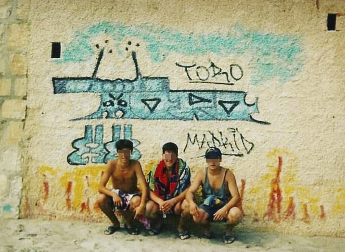 Tres amigos de Toro bajo una de sus firmas, en 1991.
