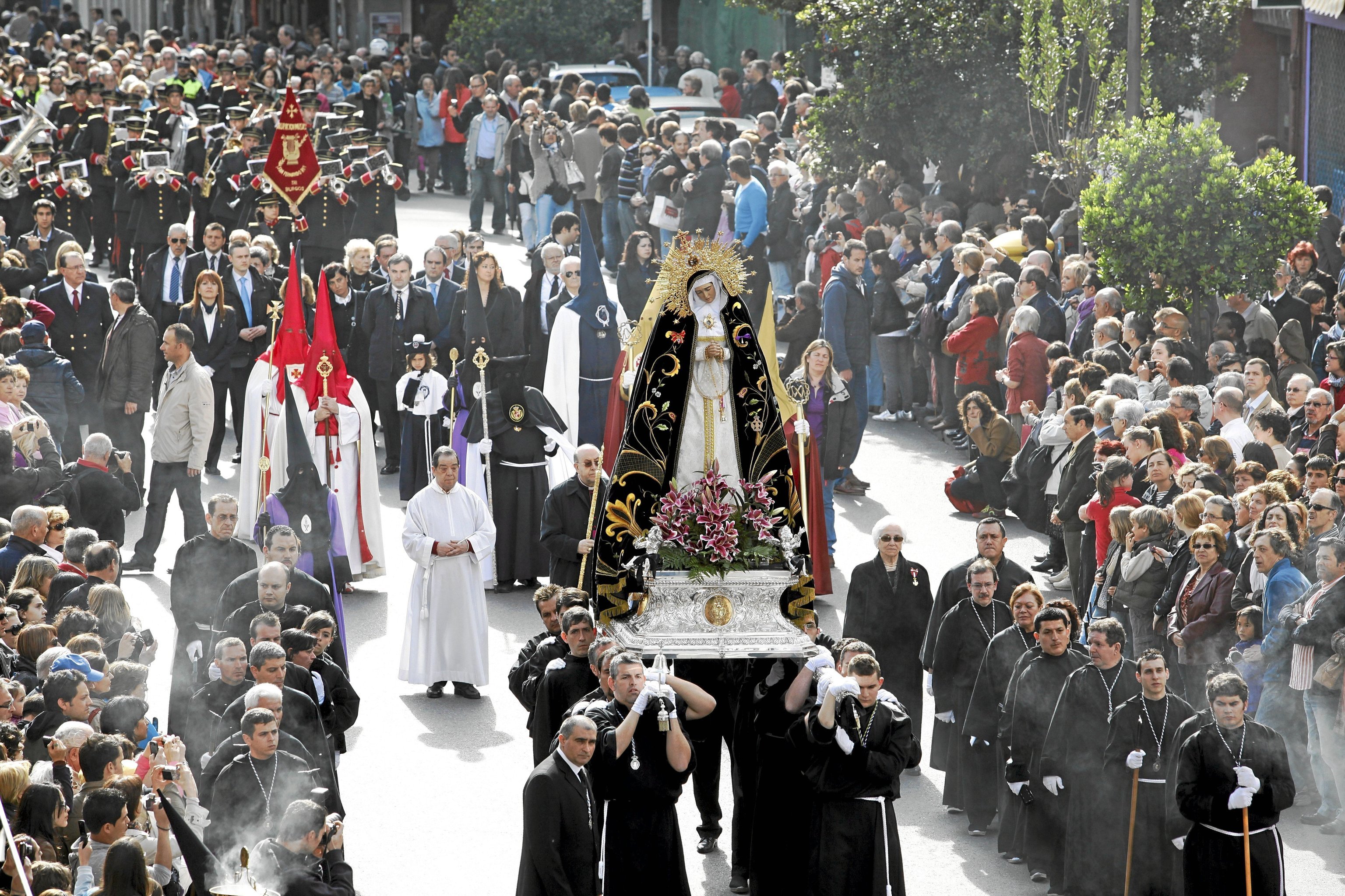 Momento de una procesión de Semana Santa en Madrid, con el paso de la Virgen y numeroso público asistente.