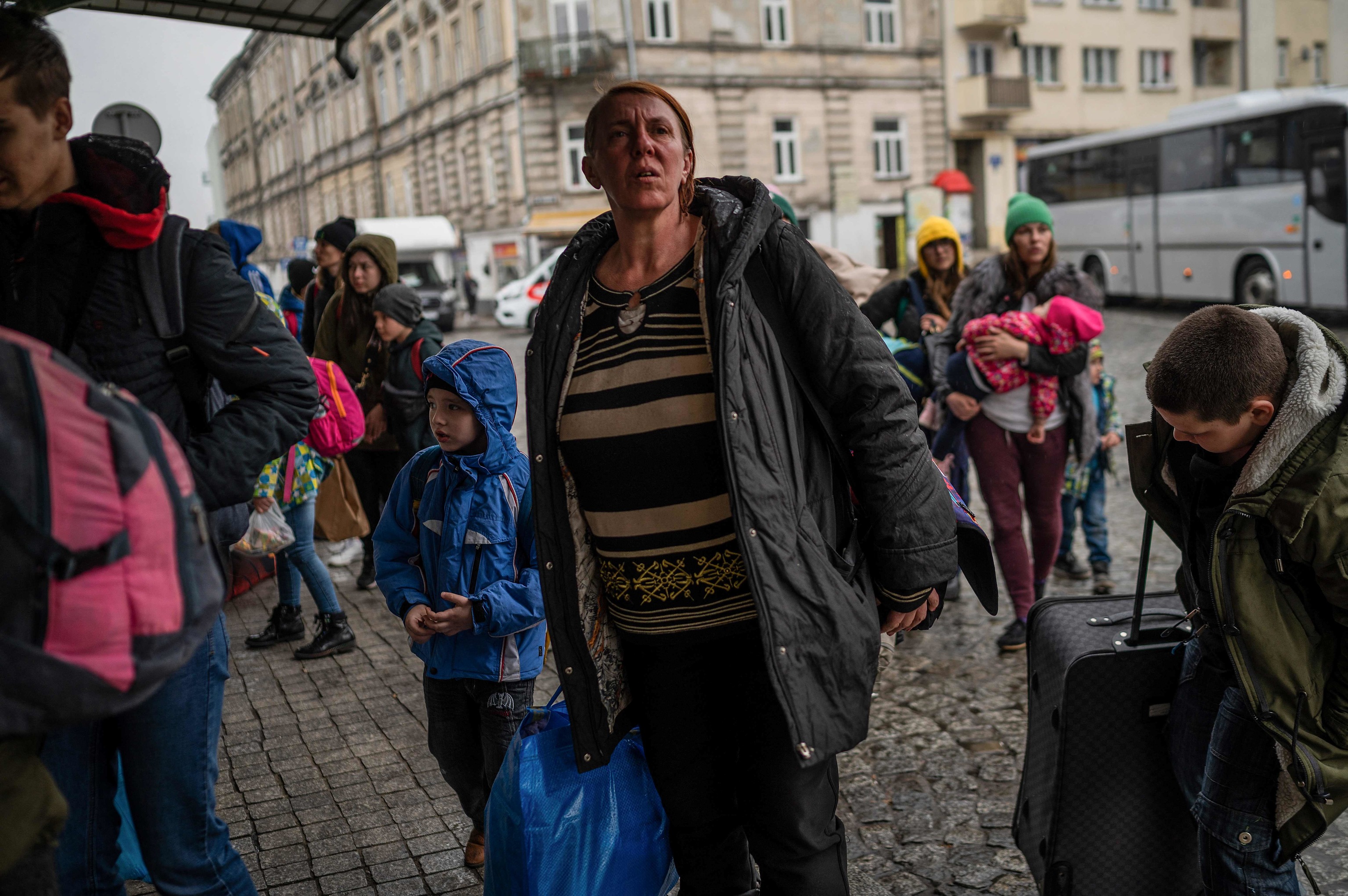Refugiados procedentes de Ucrania llegan a la principal estación de tren de Przemysl, en el sureste de Polonia, cerca de la frontera polaco-ucraniana, el 31 de marzo de 2022, tras la invasión militar rusa lanzada sobre Ucrania.