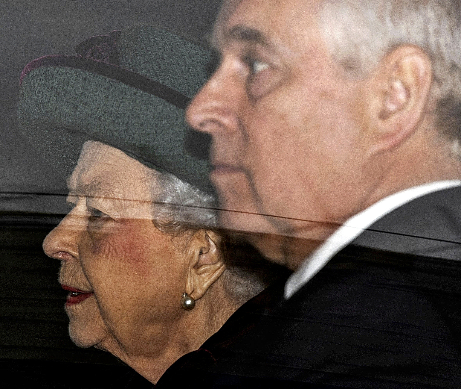 La reina Isabel II junto a su hijo Andrés, duque de York, el martes tras la celebración en Westminster de una misa de acción de gracias por Felipe de Edimburgo