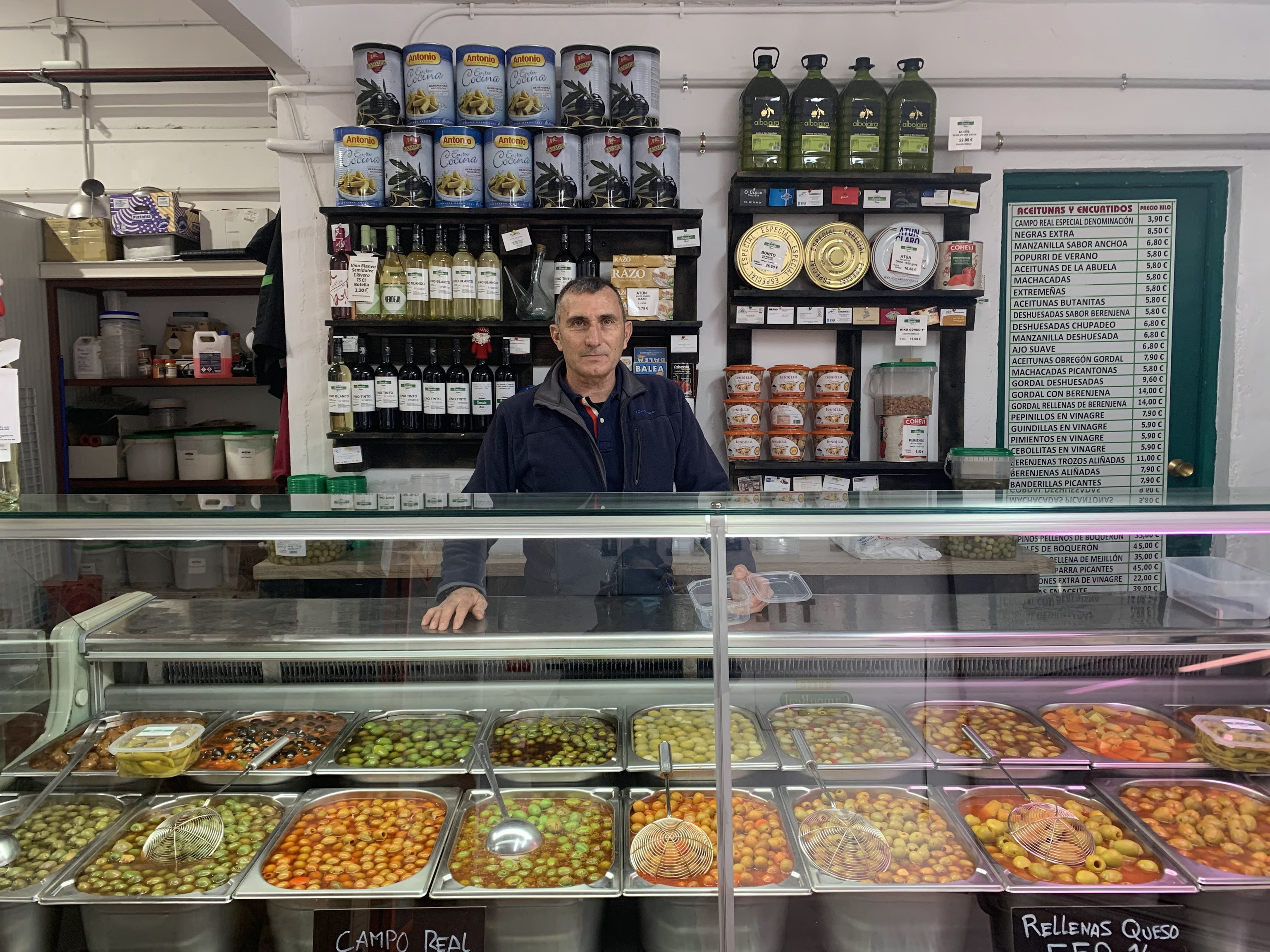 Carlos Bernabé Morera en su tienda de aceitunas de Campo Real.