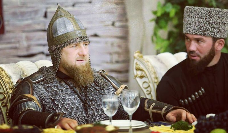 Ramzan Kadyrov vestido de guerrero checheno medieval.