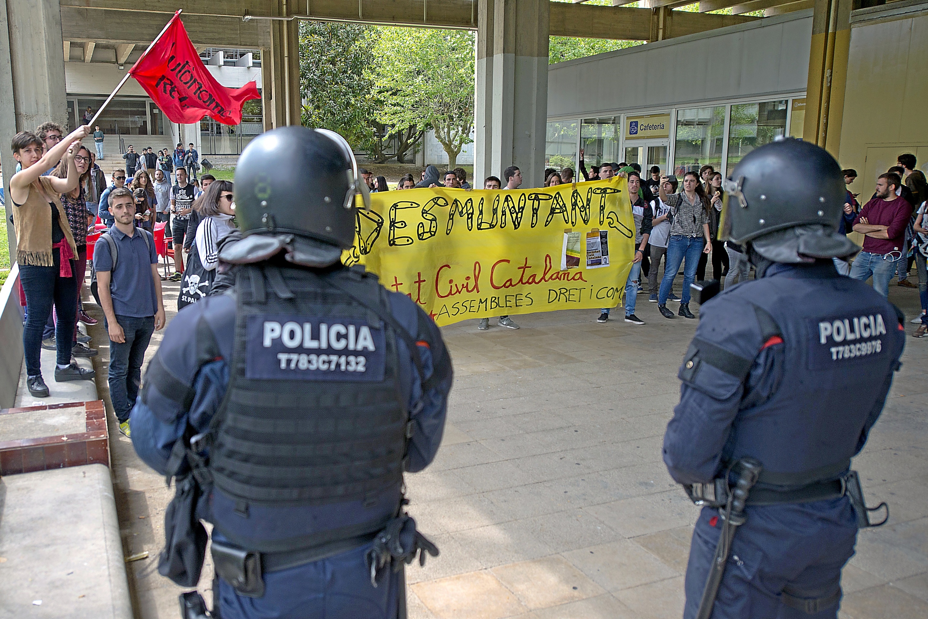 Protesta independentista contra un acto de Sociedad Civil en la Autnoma de Barcelona.