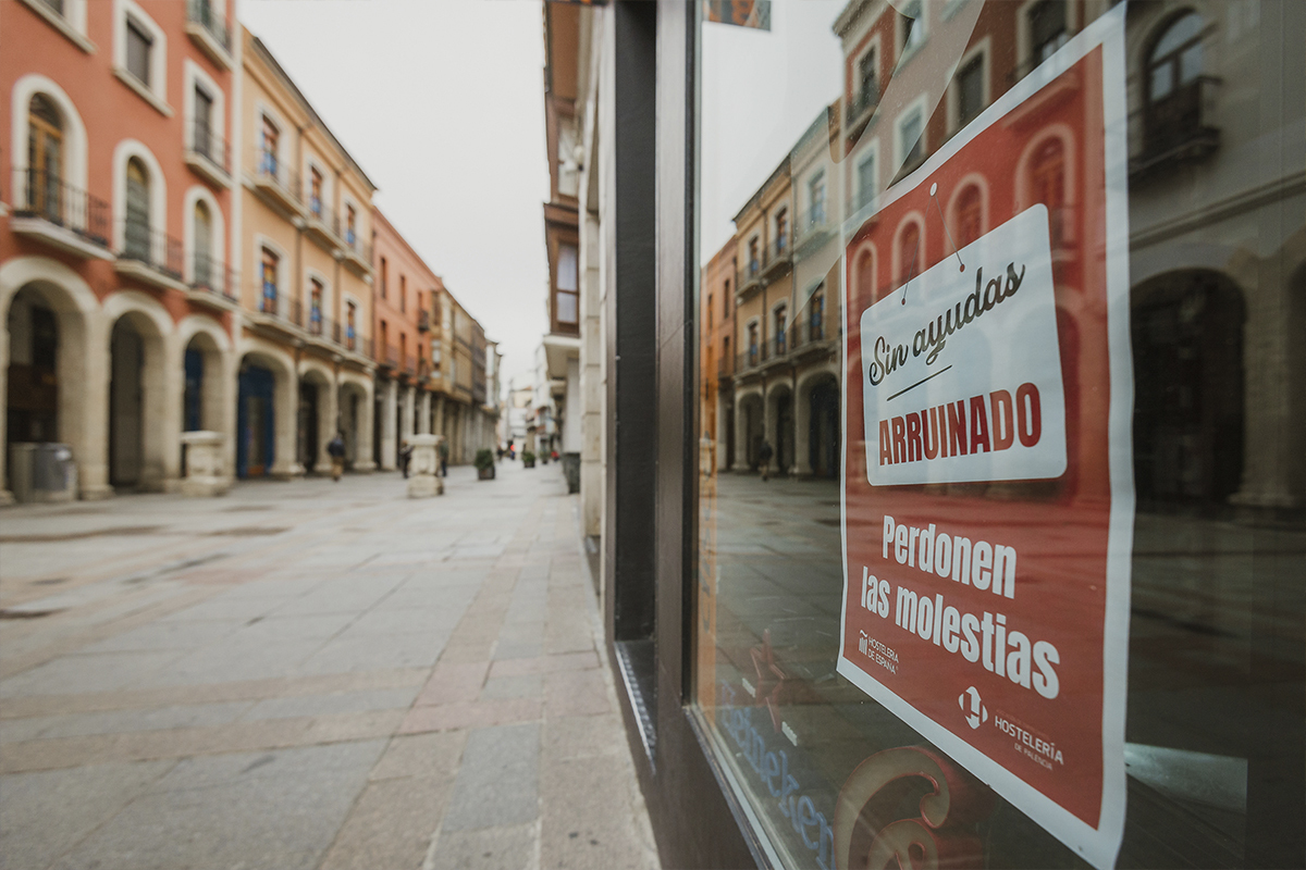 Cartel en una tienda de Palencia durante el primer día del cierre de la hostelería en la ciudad por las restricciones del Covid, en enero de 2021.