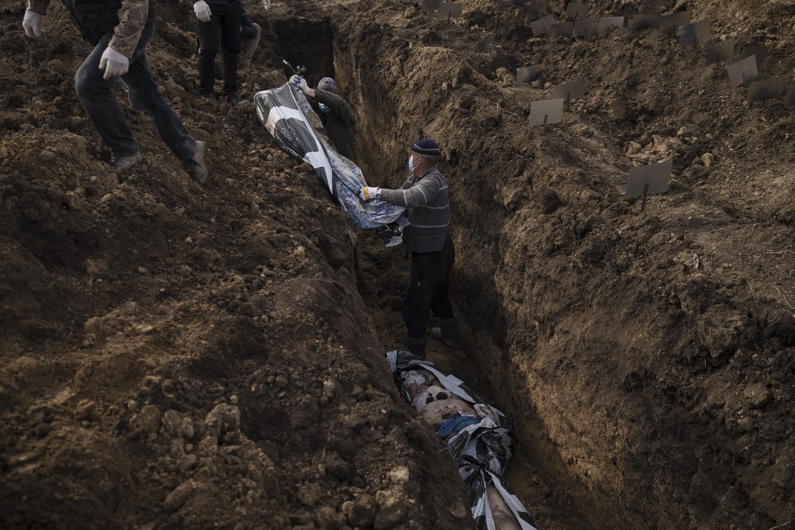Vida y muerte en Járkov, la ‘ciudad heroína’: no hay bolsas para cubrir los cadáveres