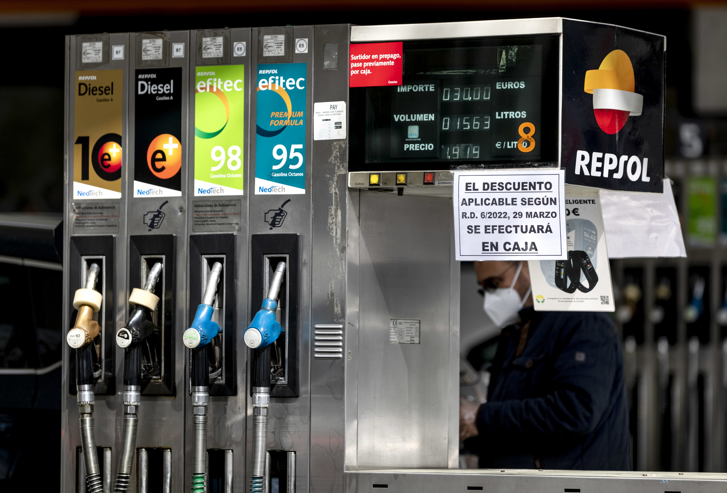 Un cartel anuncia la bonificación sobre el precio de los carburantes.