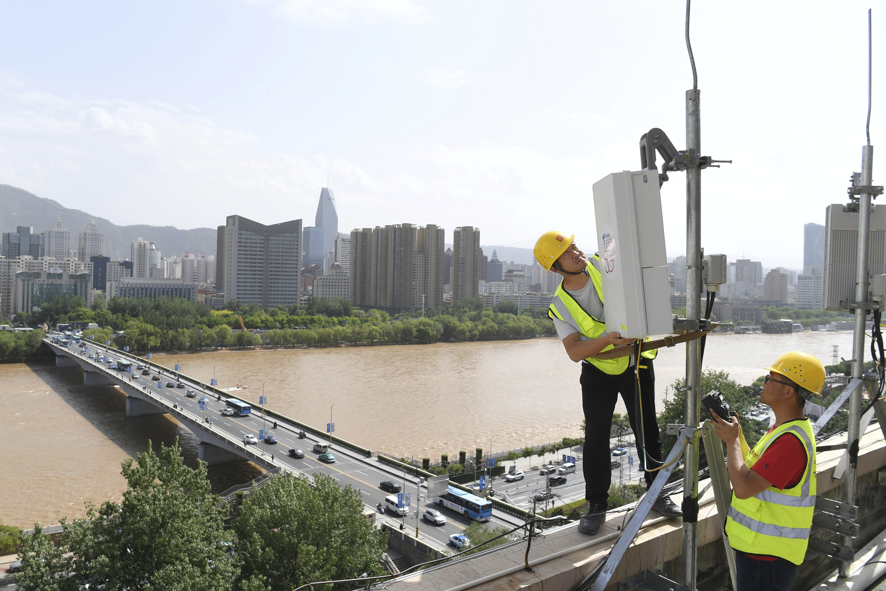 Operarios con equipamiento de Huawei en Lanzhou.