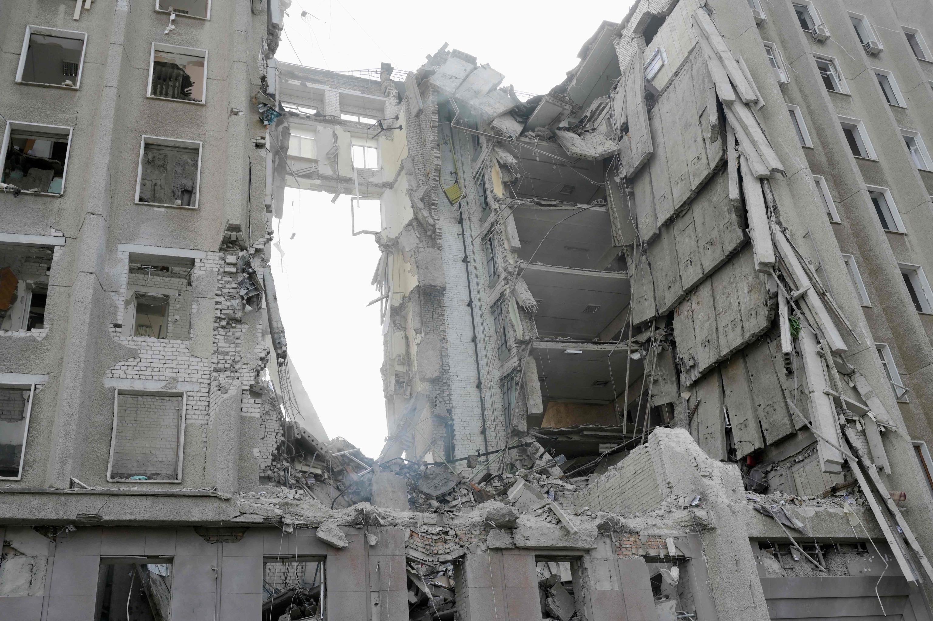 El edificio oficial de Mikolaiv, en Ucrania, alcanzado el martes por un ataque de Rusia