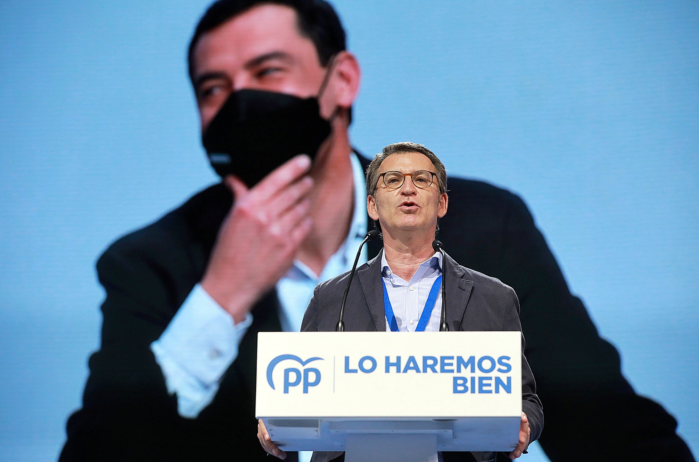 Feijóo hace tándem con Juanma Moreno y dará "aún más peso" a Andalucía en el PP