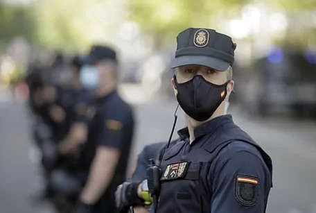 Policas nacionales durante un dispositivo de seguridad en Madrid.