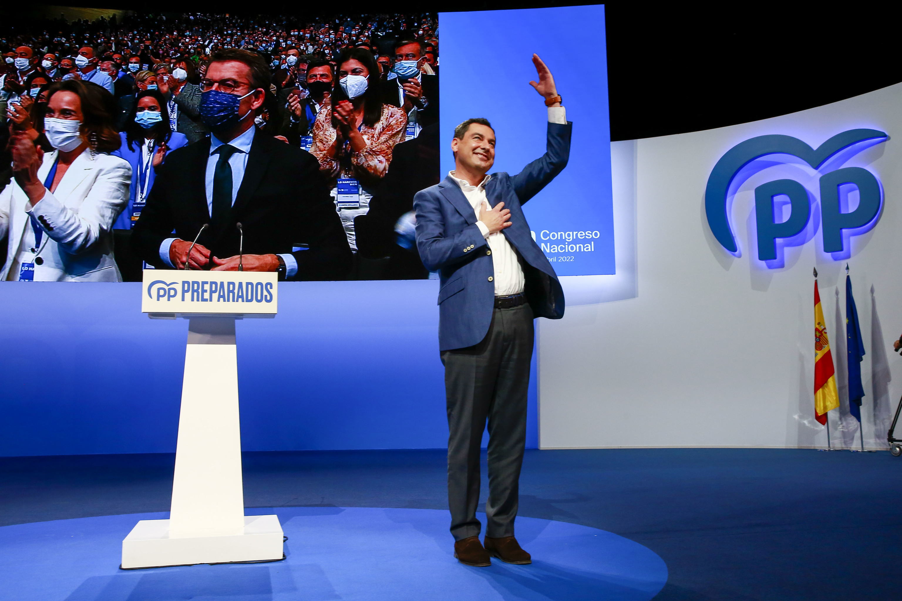Juanma Moreno, en el congreso del PP, ante una pantalla con la imagen de Feijo y Cuca Gamarra.