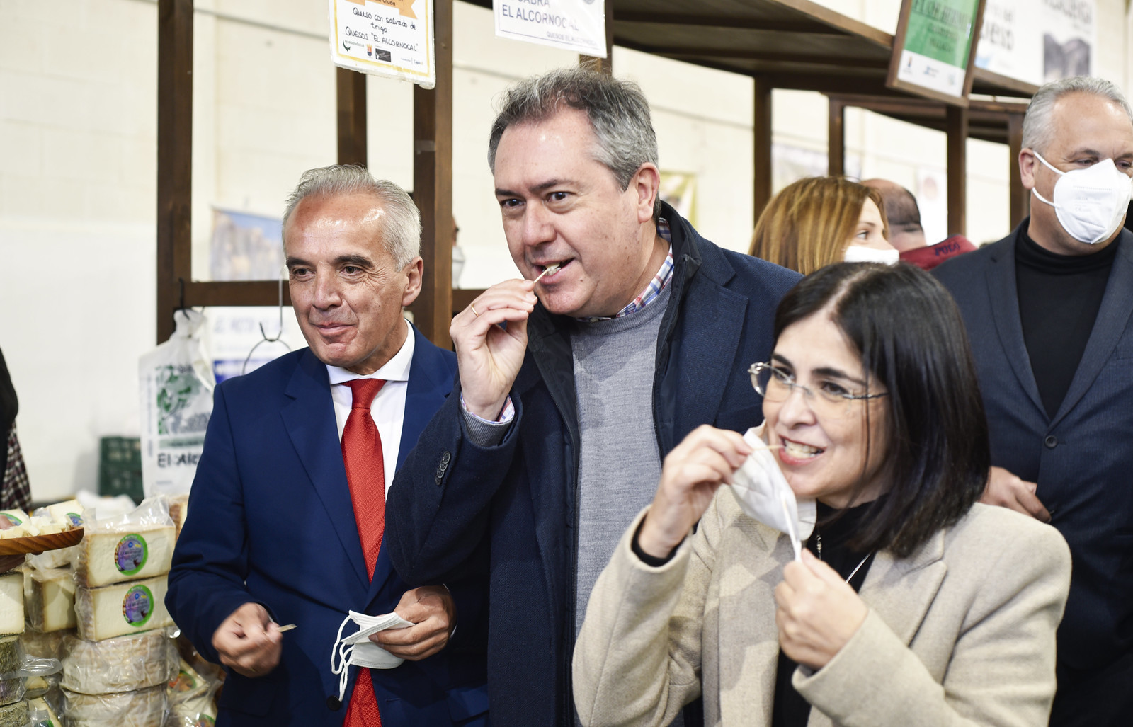 El secretario general del PSOE-A, Juan Espadas, en el centro, con la ministra de Sanidad, Carolina Darias, en Villaluenga del Rosario.