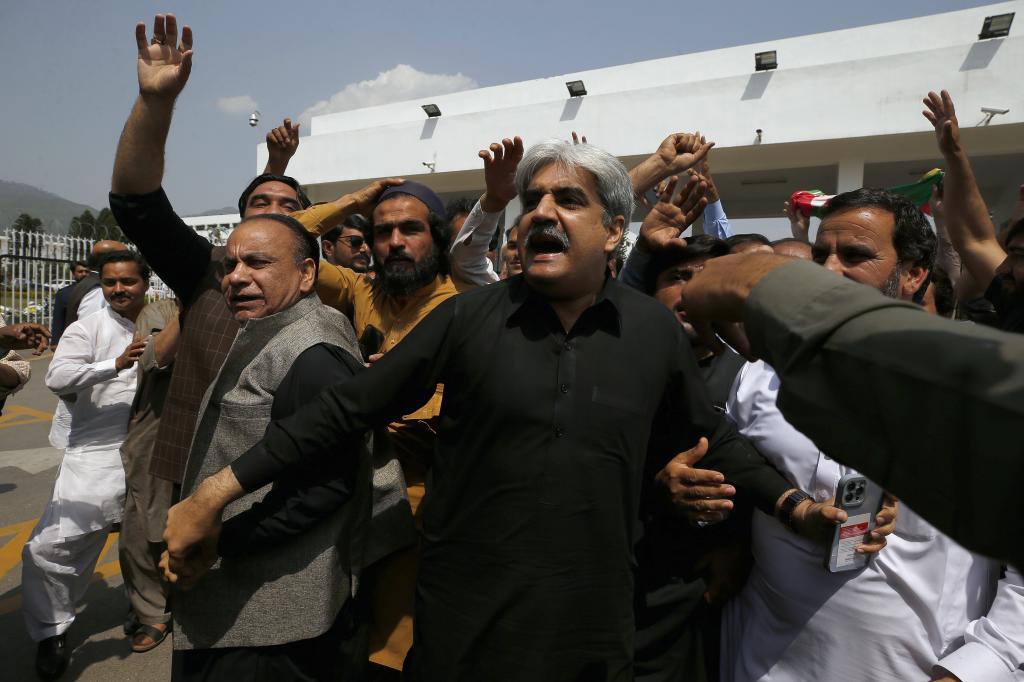 El Parlamento impide votar una moción de censura contra el primer ministro en Pakistán