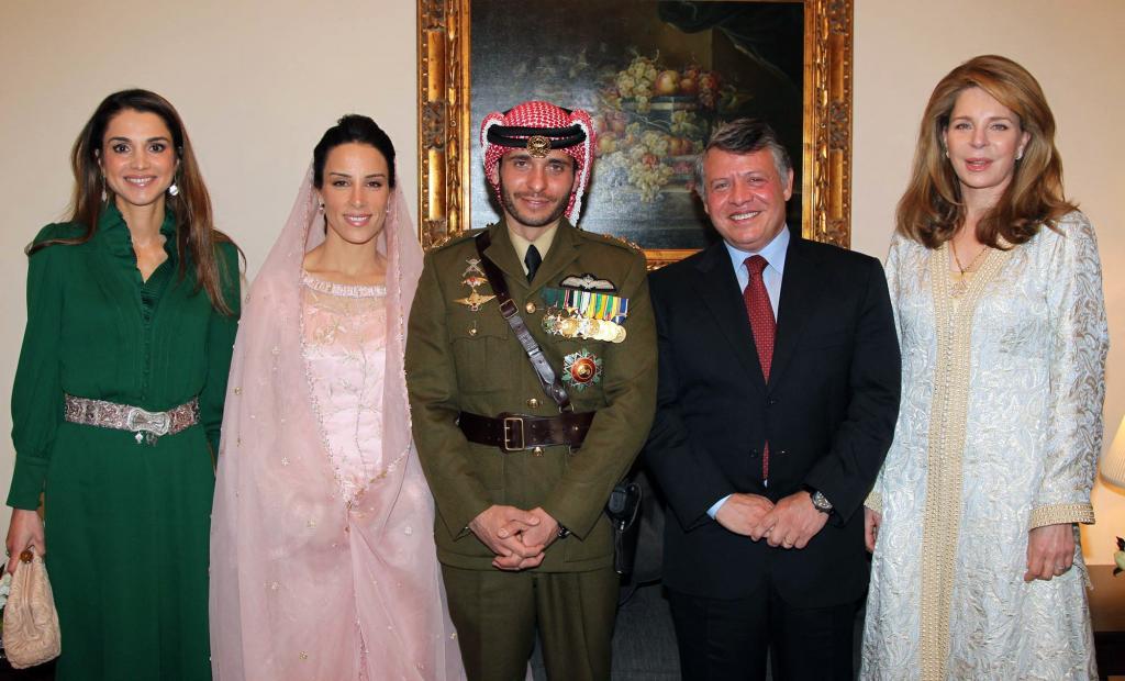 El príncipe Hamza, el día de su boda, junto a la reina Rania (izda), la reina Noor (dcha) y su hermanastro  el rey Abdalá