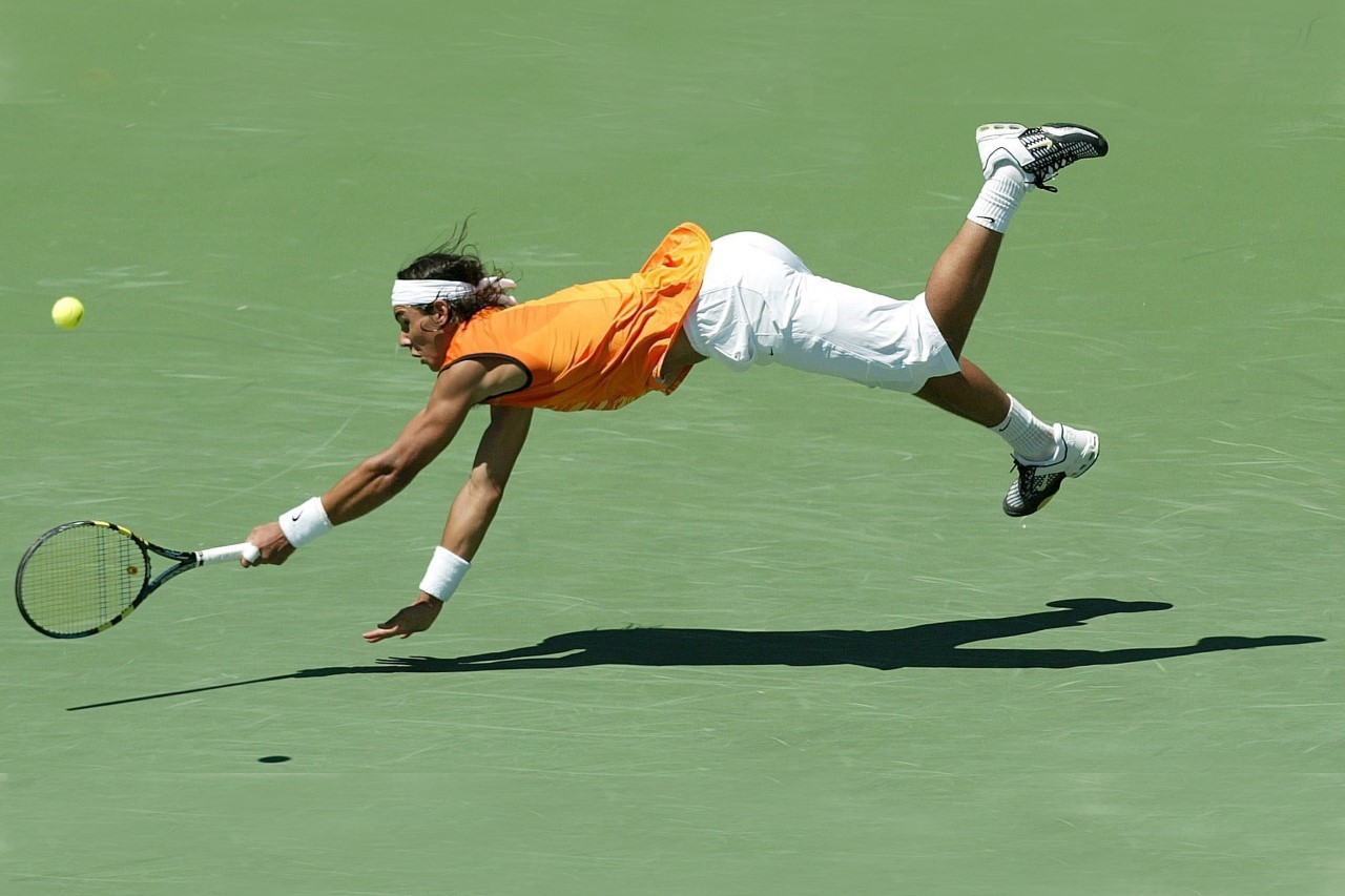 Nadal intenta devolver la pelota a Federer en la final de Miami de 2005.