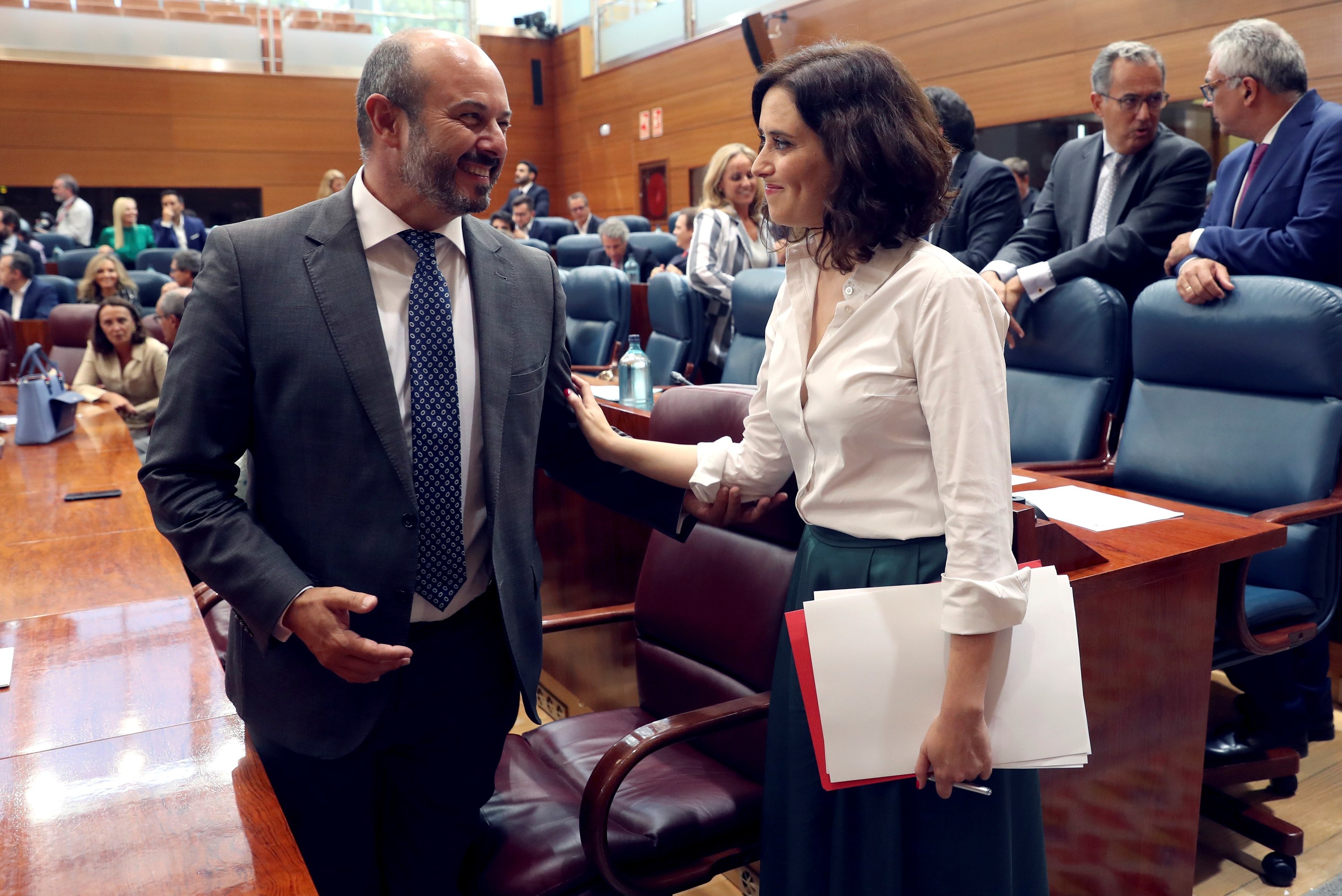 Pedro Rolln saluda a Isabel Daz Ayuso en la Asamblea de Madrid