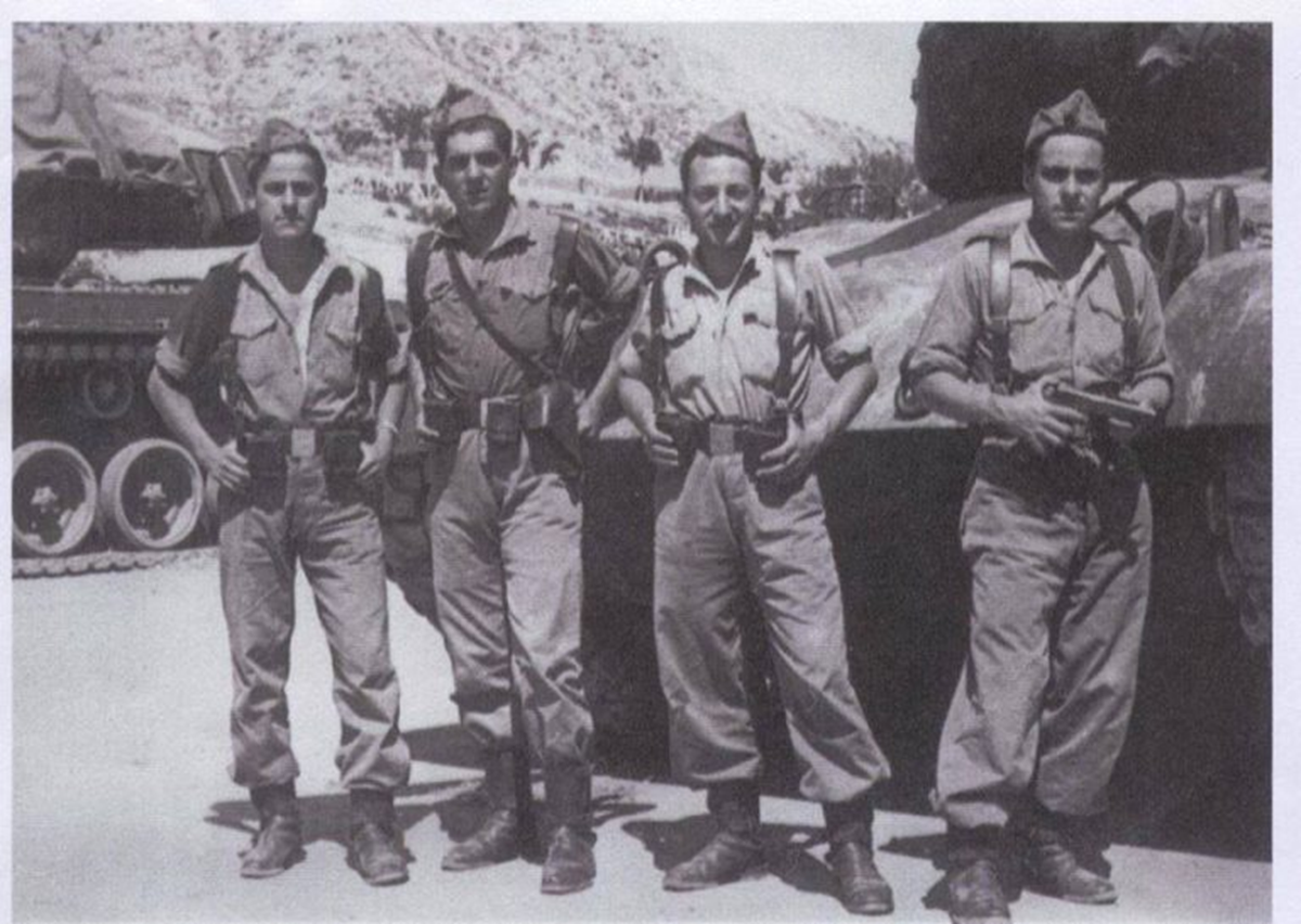 El soldado Amancio Ortega (izq), en una foto perteneciente a la exposicin sobre la historia del cuartel General Ricardos organizada por la UNED en Barbastro, Huesca.