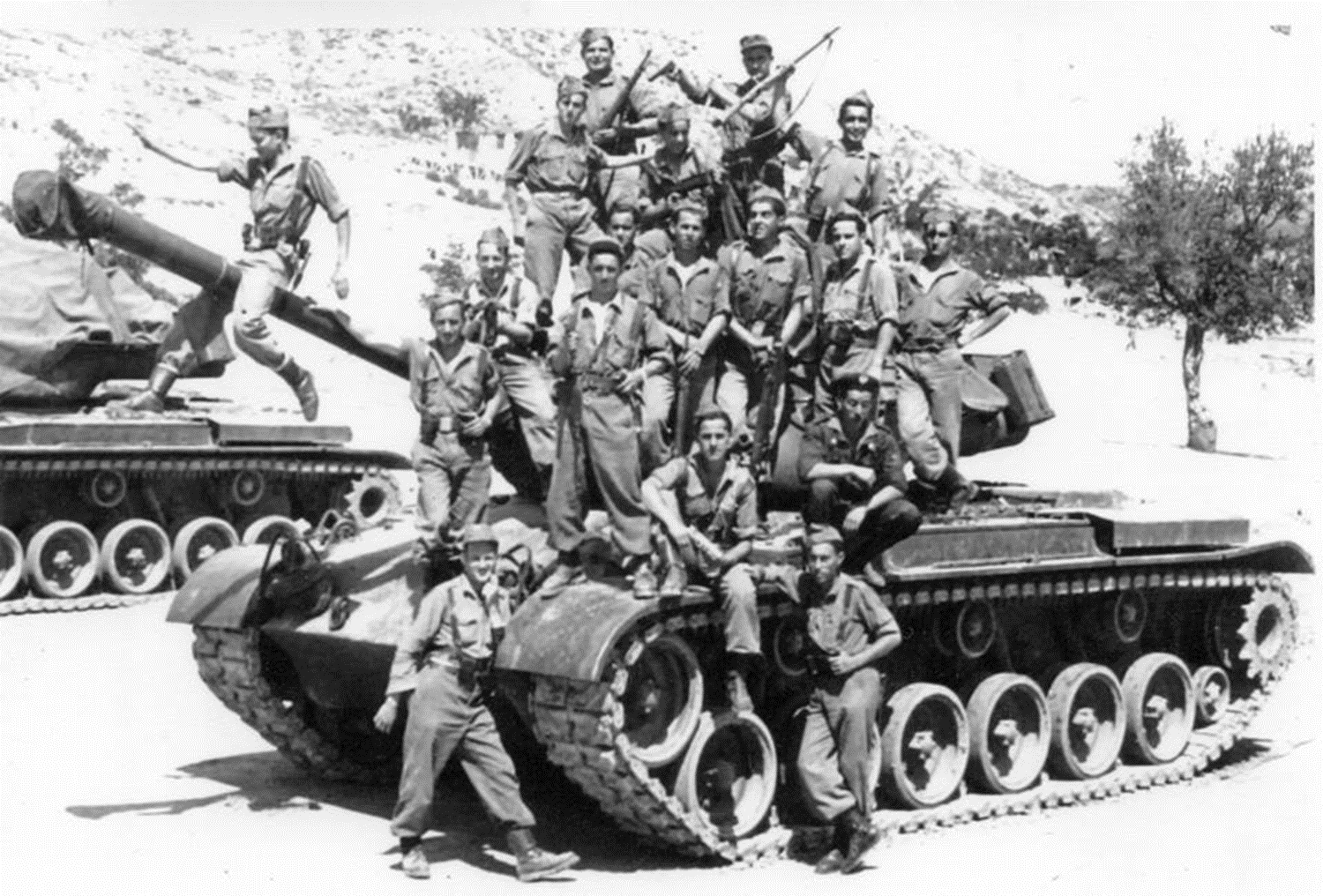 Grupo de soldados en el cuartel General Ricardos de Barbastro, en 1958, entre ellos Amancio Ortega.