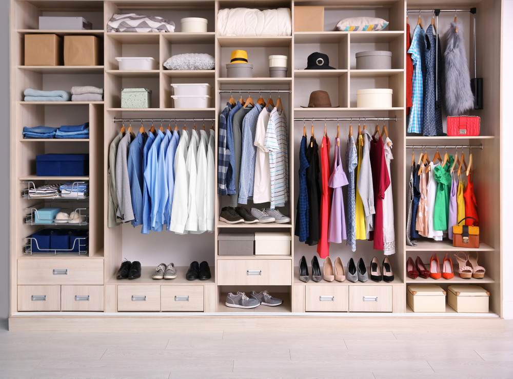 Cómo organizar la ropa y aprovechar el espacio en el armario con cajas de almacenamiento, bolsas al y otras soluciones baratas | Hogar y jardín