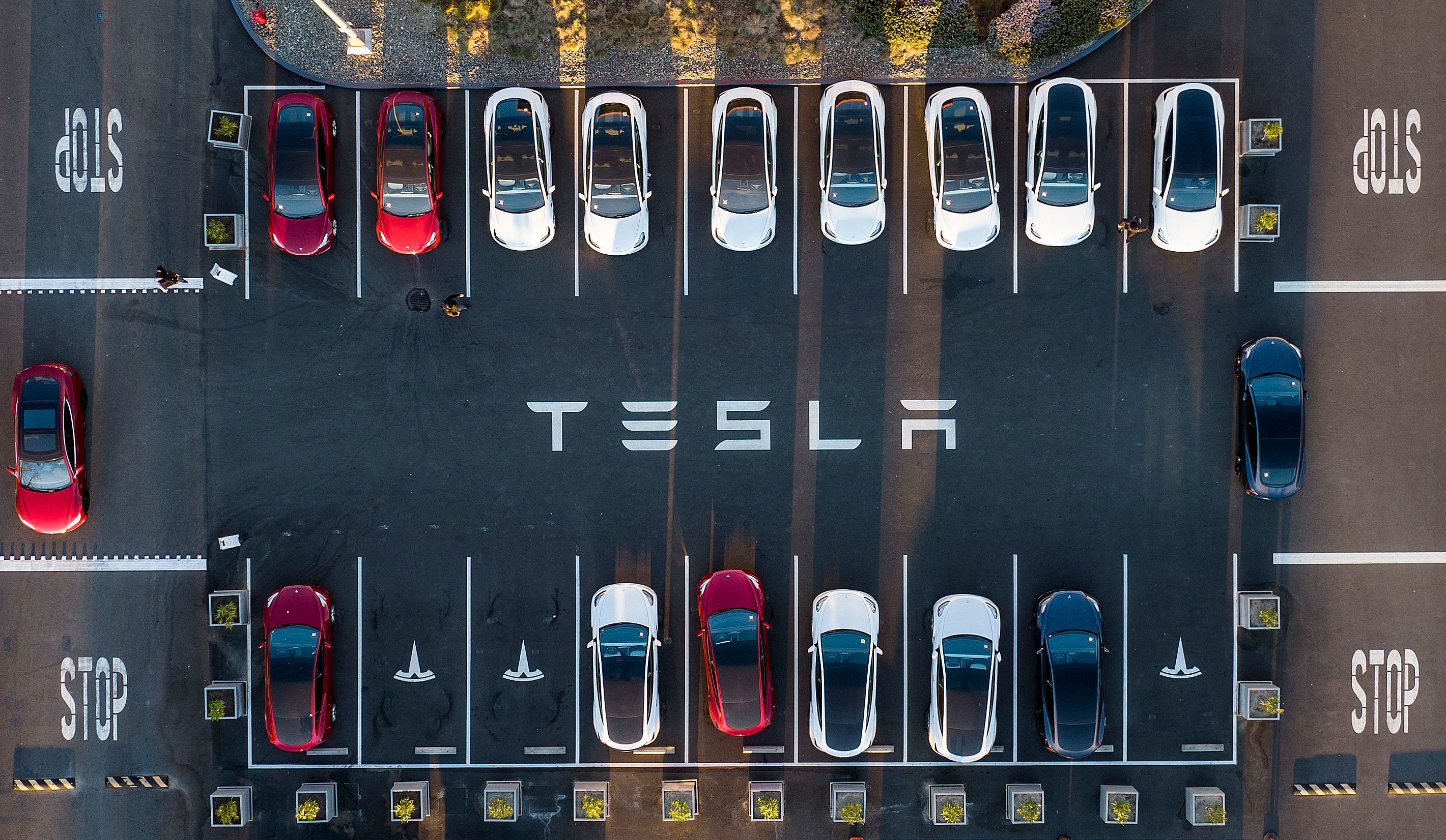Coches aparcados en la factora de Tesla en Fremont.
