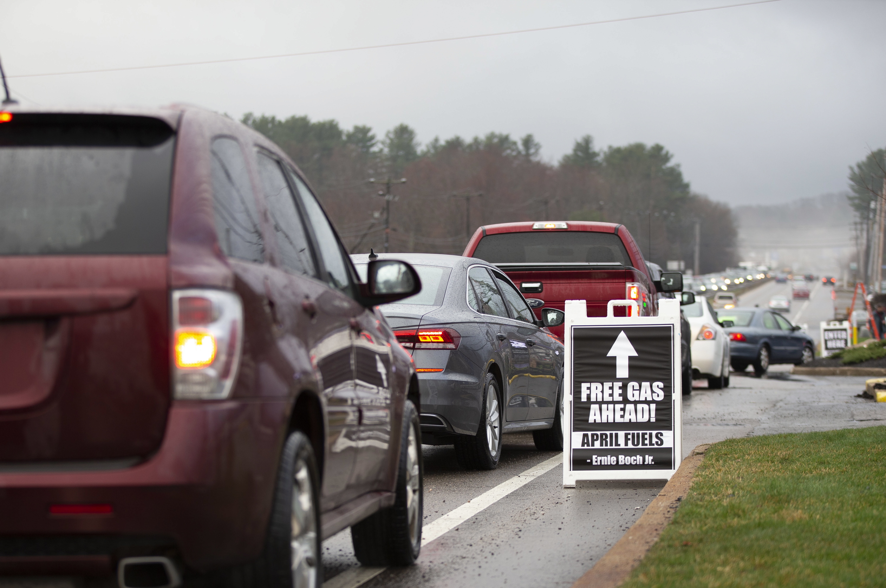 Cola de coches para aprovechar la distribucin gratuita de combustible por una empresa de automocin el 1 de abril en Norwood, Massachusetts. Y no era una inocentada.