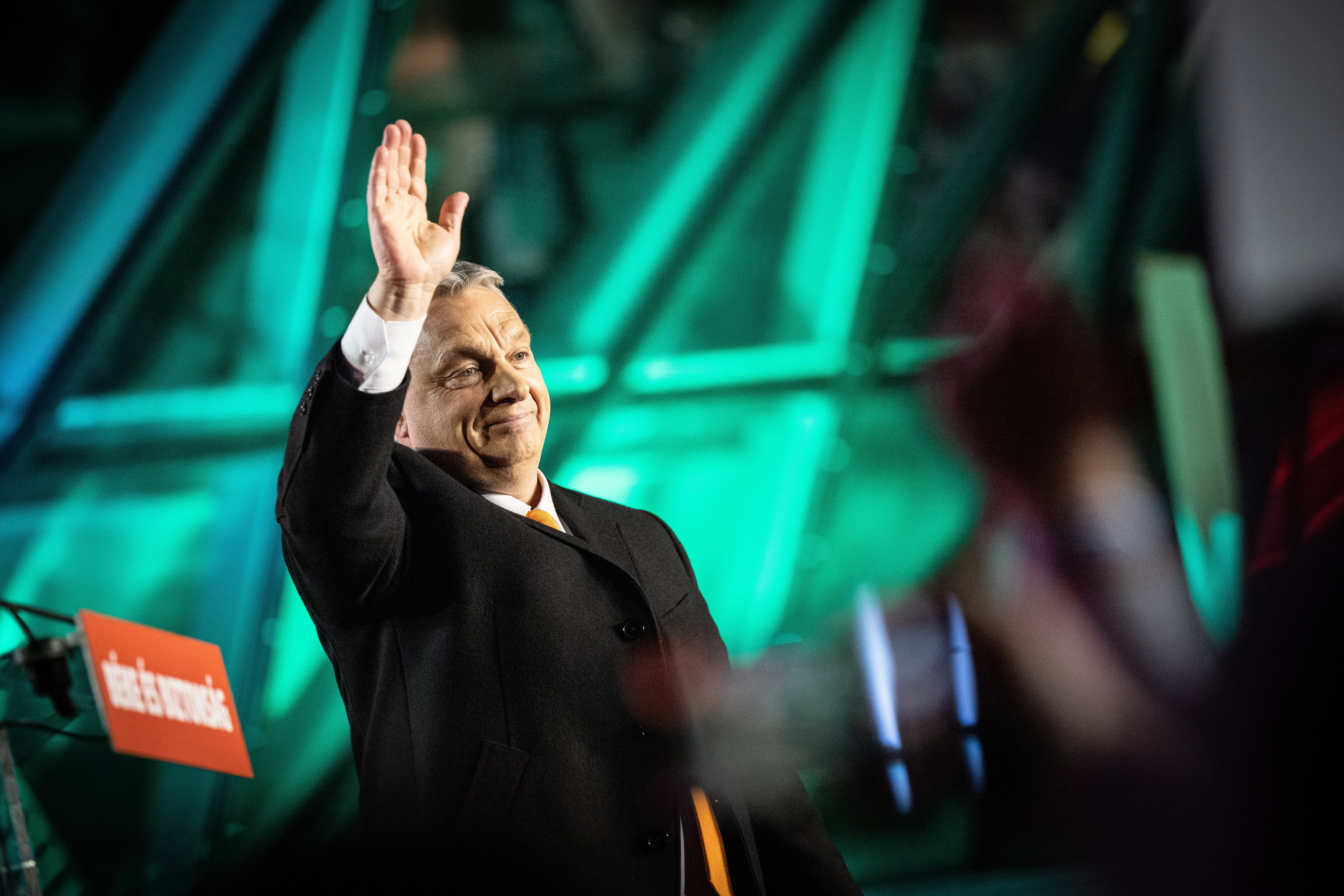 Viktor Orban saluda a sus simpatizantes tras su victoria.