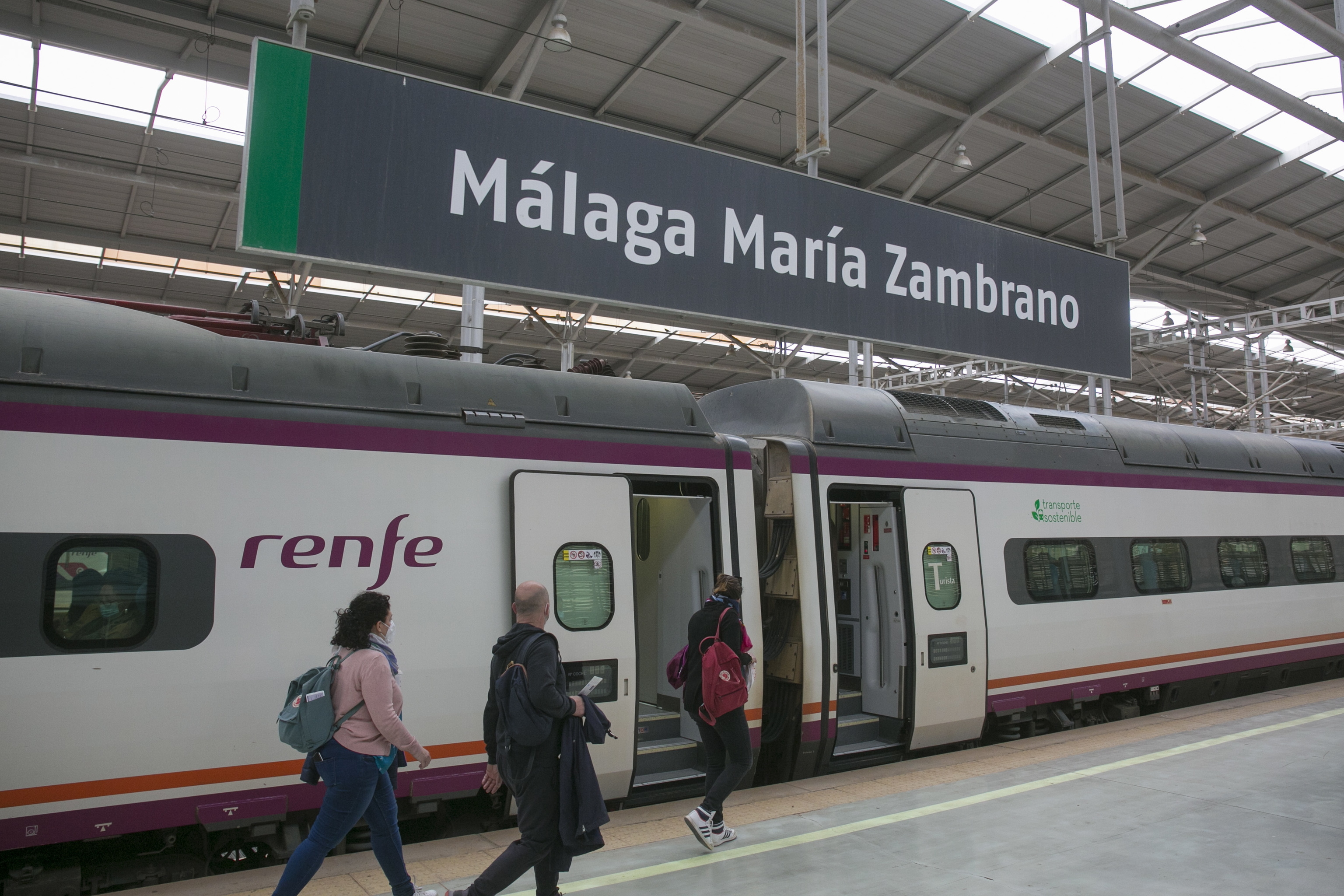 El primer tren que une Mlaga y Granada, a punto de salir este  lunes desde la estacin Mara Zambrano.