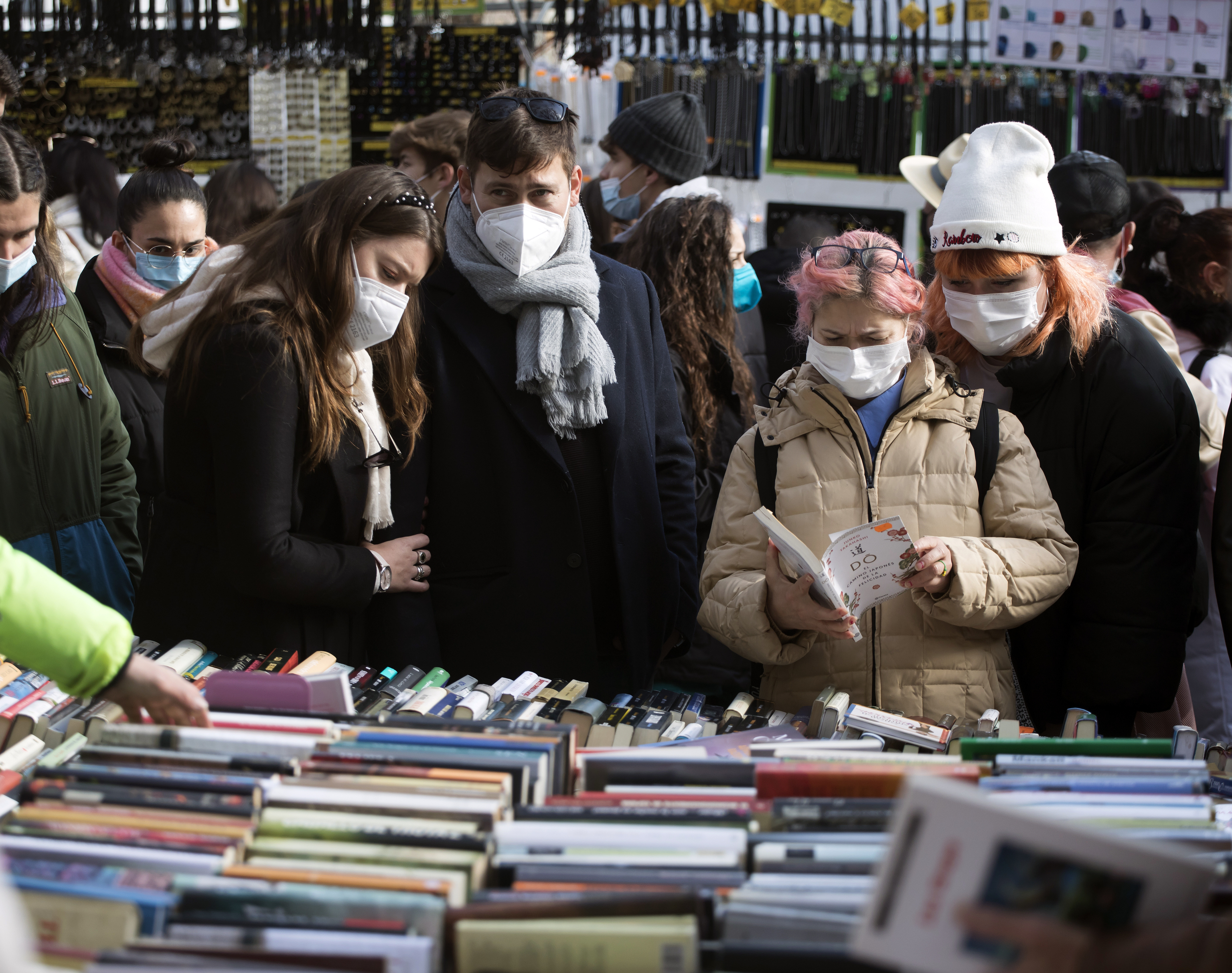 Ciudadanos consultan libros, en Madrid.