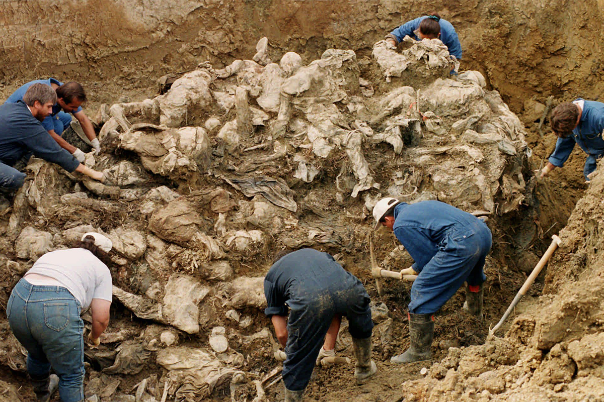 Excavación en las fosas de Srebenica