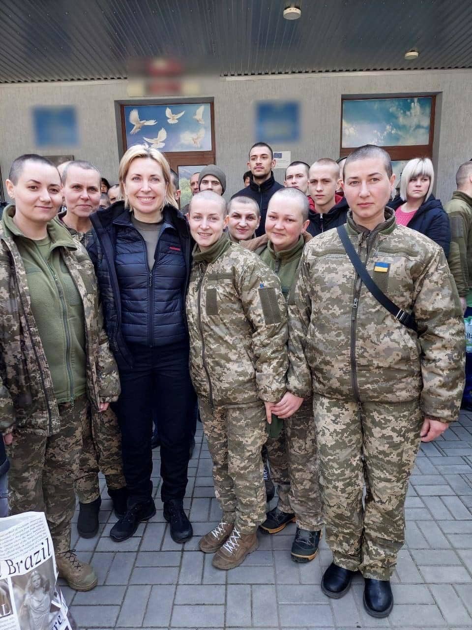 Las mujeres soldado ucranianas liberadas.