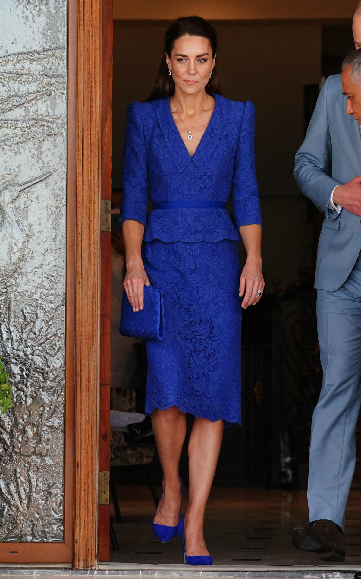 La duquesa de Cambridge en Belice con un vestido azul, color de la bandera del pas.