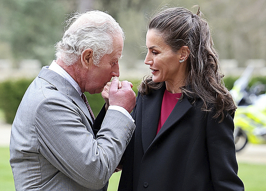 El príncipe Carlos de Inglaterra besa la mano de la Reina Letizia, ayer, a su llegada al Castillo de Auckland.