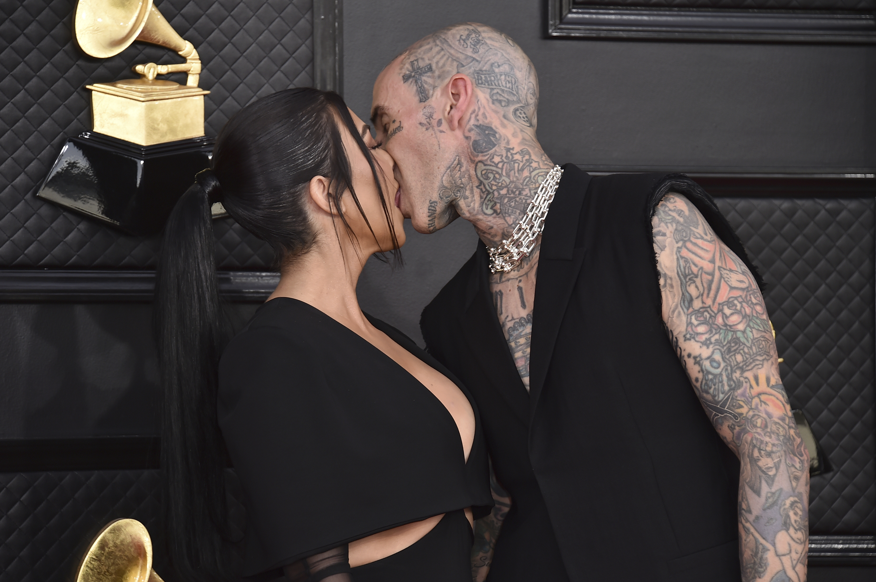 La pareja se besa en el photocall de los Grammy.