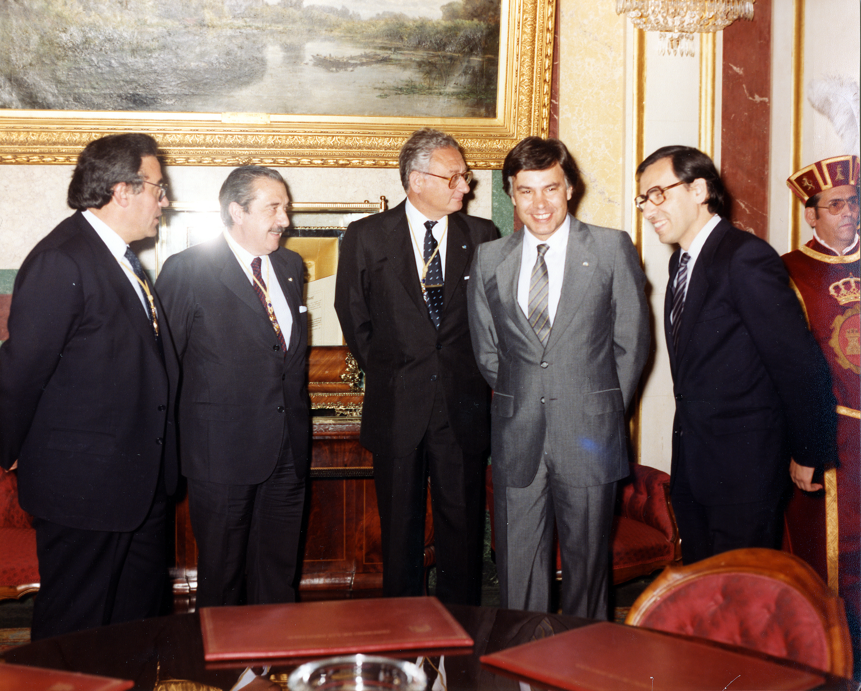 Felipe Gonzlez y Alfonso Guerra, durante una visita de Ral Alfonsn en 1984.