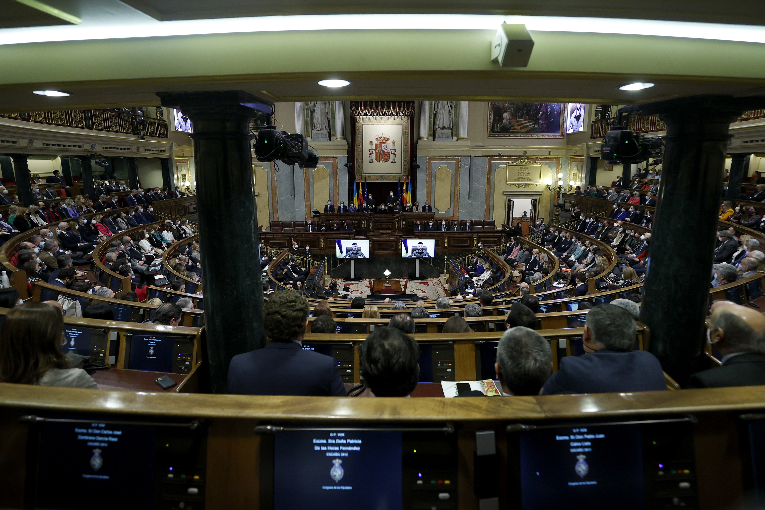 Volodimir Zelenski interviene por videoconferencia ante el pleno del Congreso de los Diputados.