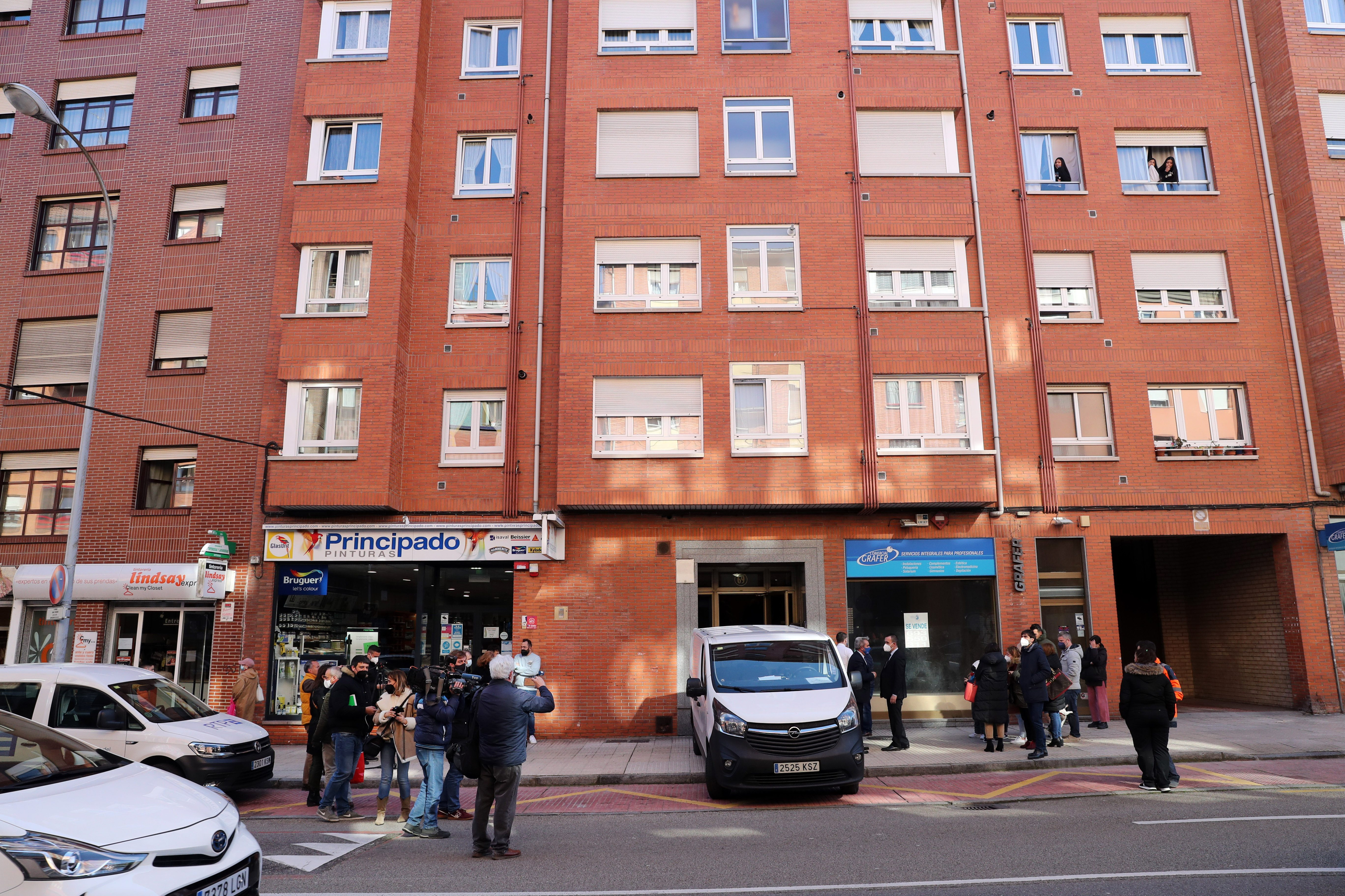 El edificio donde se produjo el asesinato de la menor, en Oviedo.