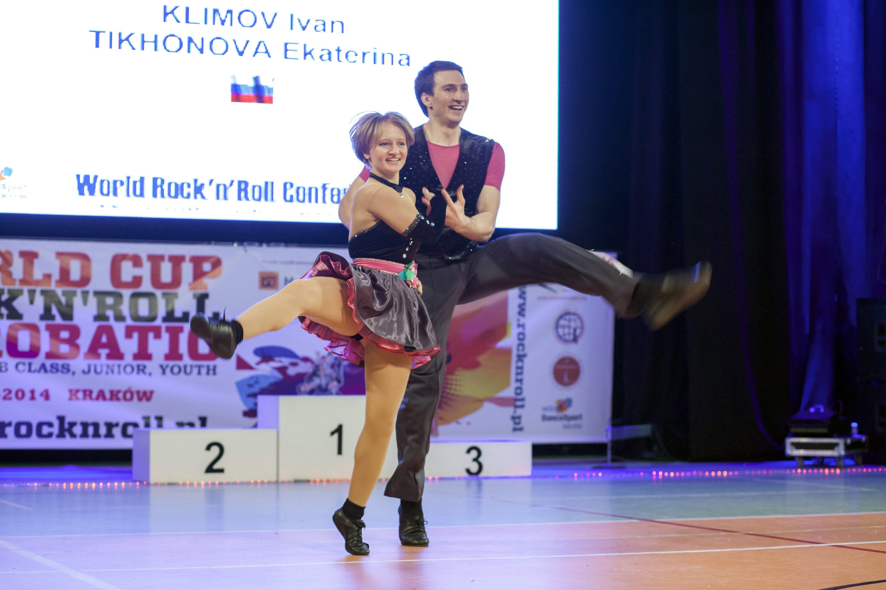 Katerina Tikhonova (izq.), hija del presidente ruso Vladimir Putin, baila con Ivan Klimov durante la competición acrobática de Rock'n'Roll en Cracovia, Polonia.