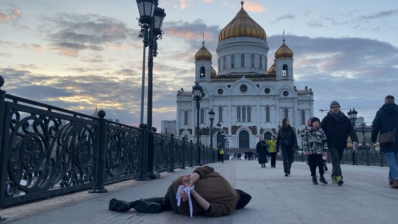 Tendido en el suelo con las manos atadas a la espalda en pleno Moscú: así denuncia un artista ruso la matanza de Bucha