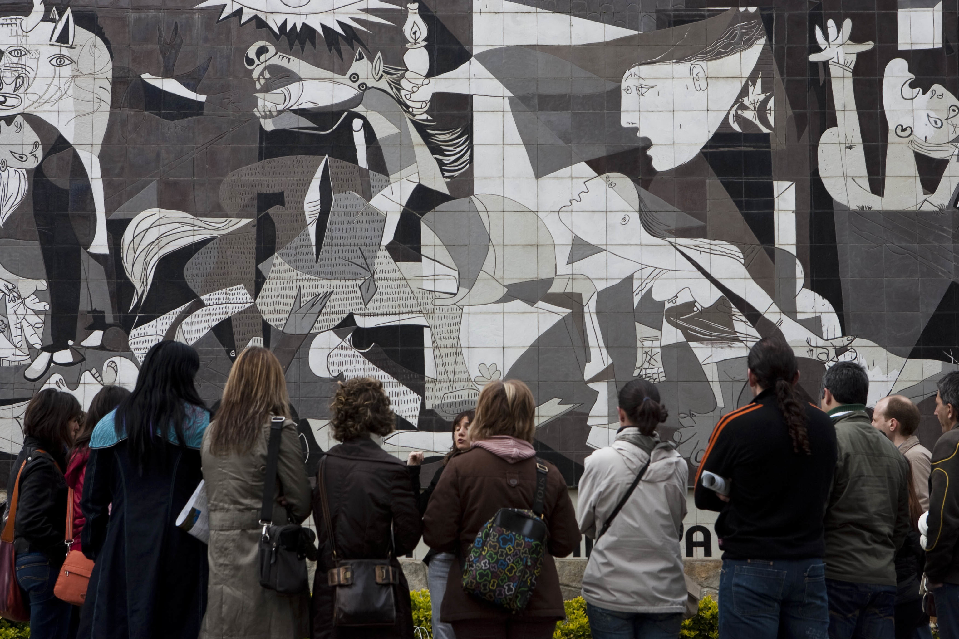 Turistas ante una reproducción del Guernica de Picasso, en la localidad vizcaína.