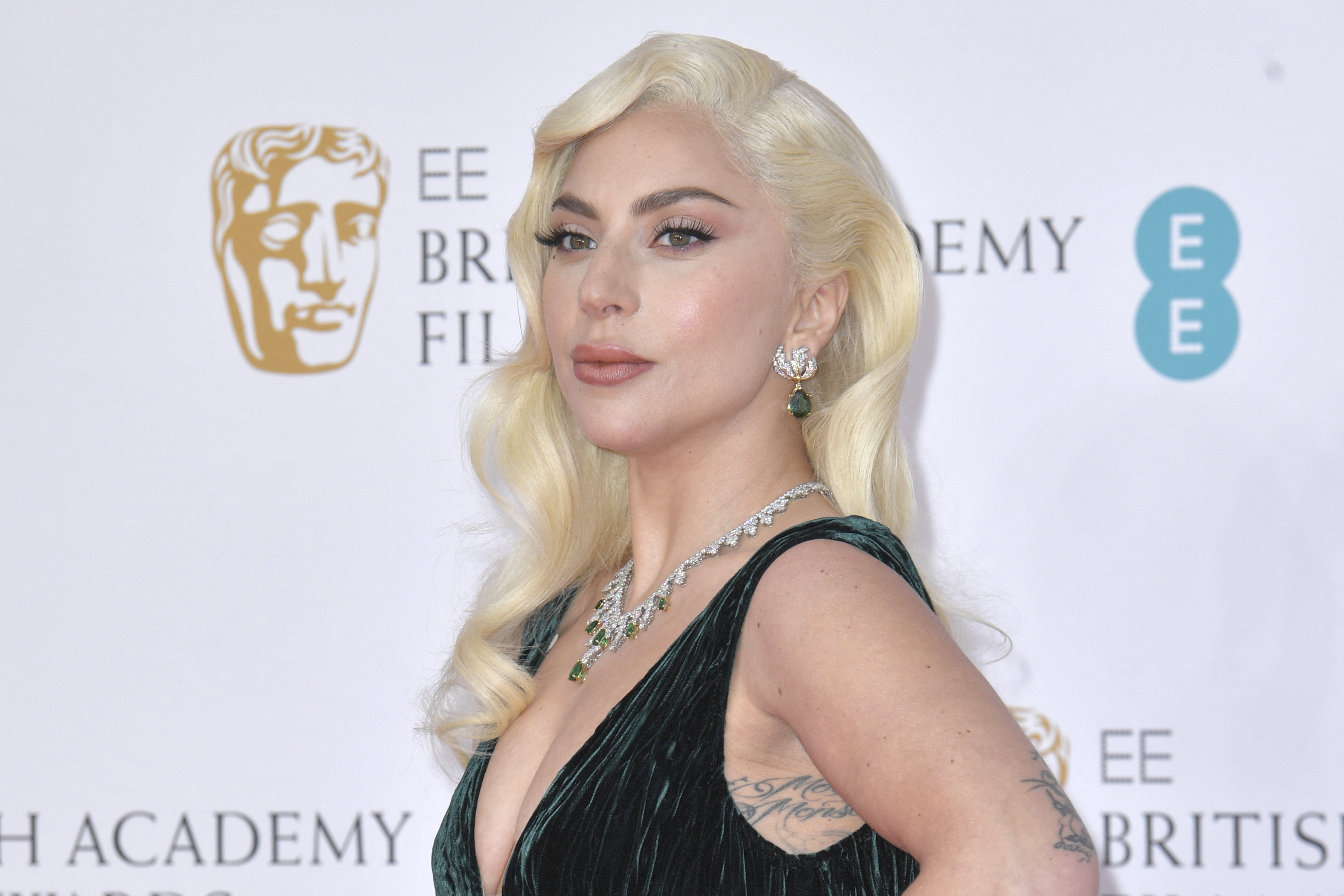 Lady Gaga y las ondas clsicas al estilo dorado de Hollywood.