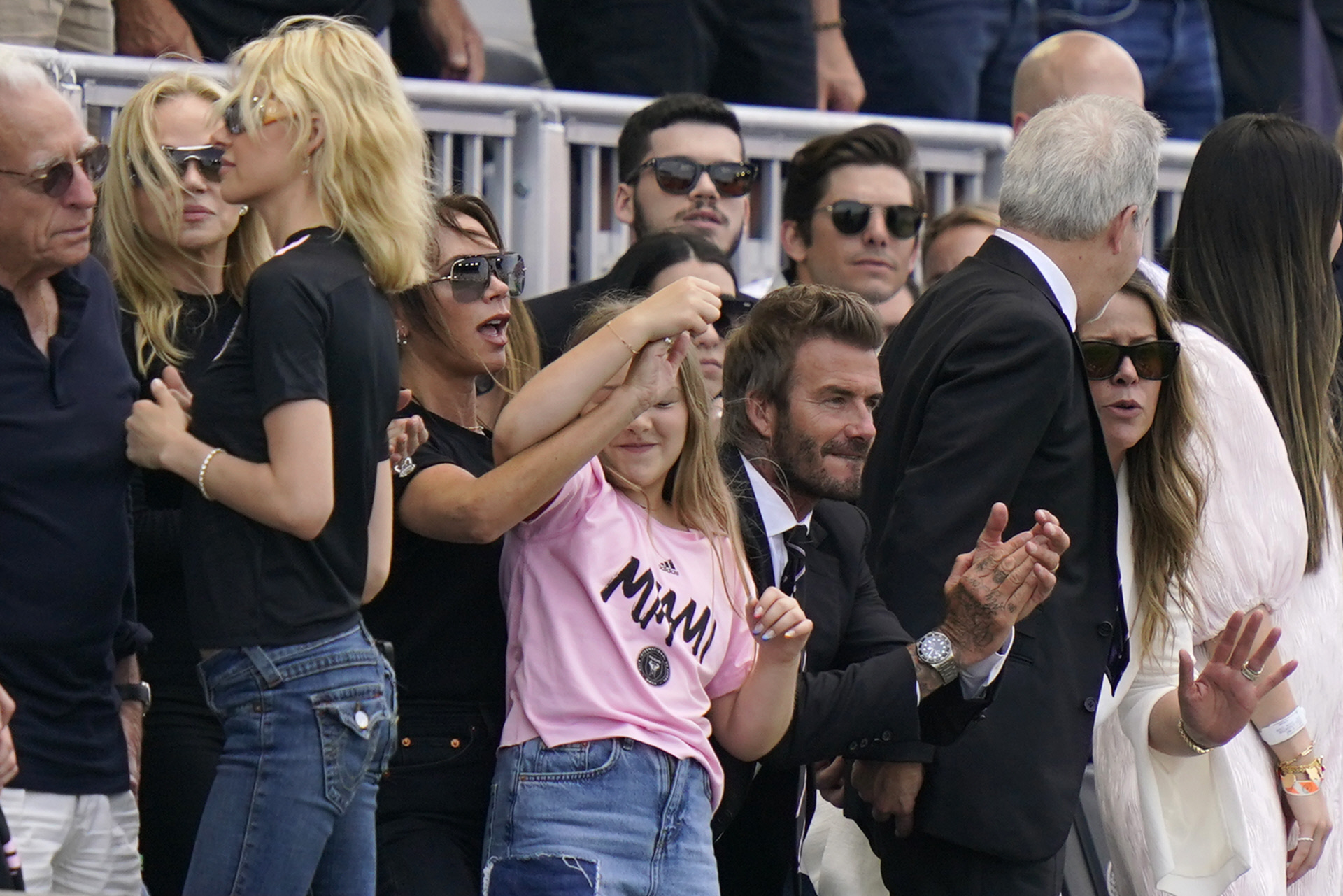 Harper Beckham con una camiseta en honor a Victoria