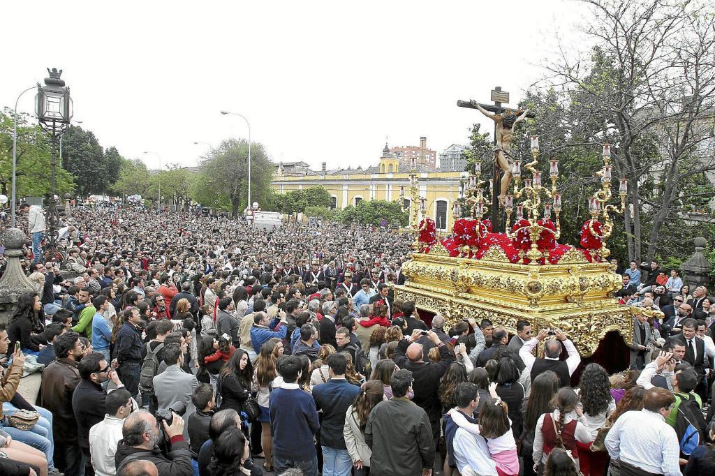 Procesin de la Hermandad de San Bernardo durante la Semana Santa de Sevilla.