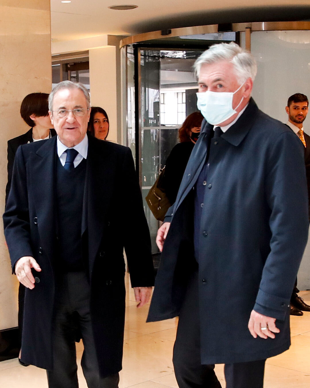Ancelotti, con Florentino Prez, a su llegada a Londres.