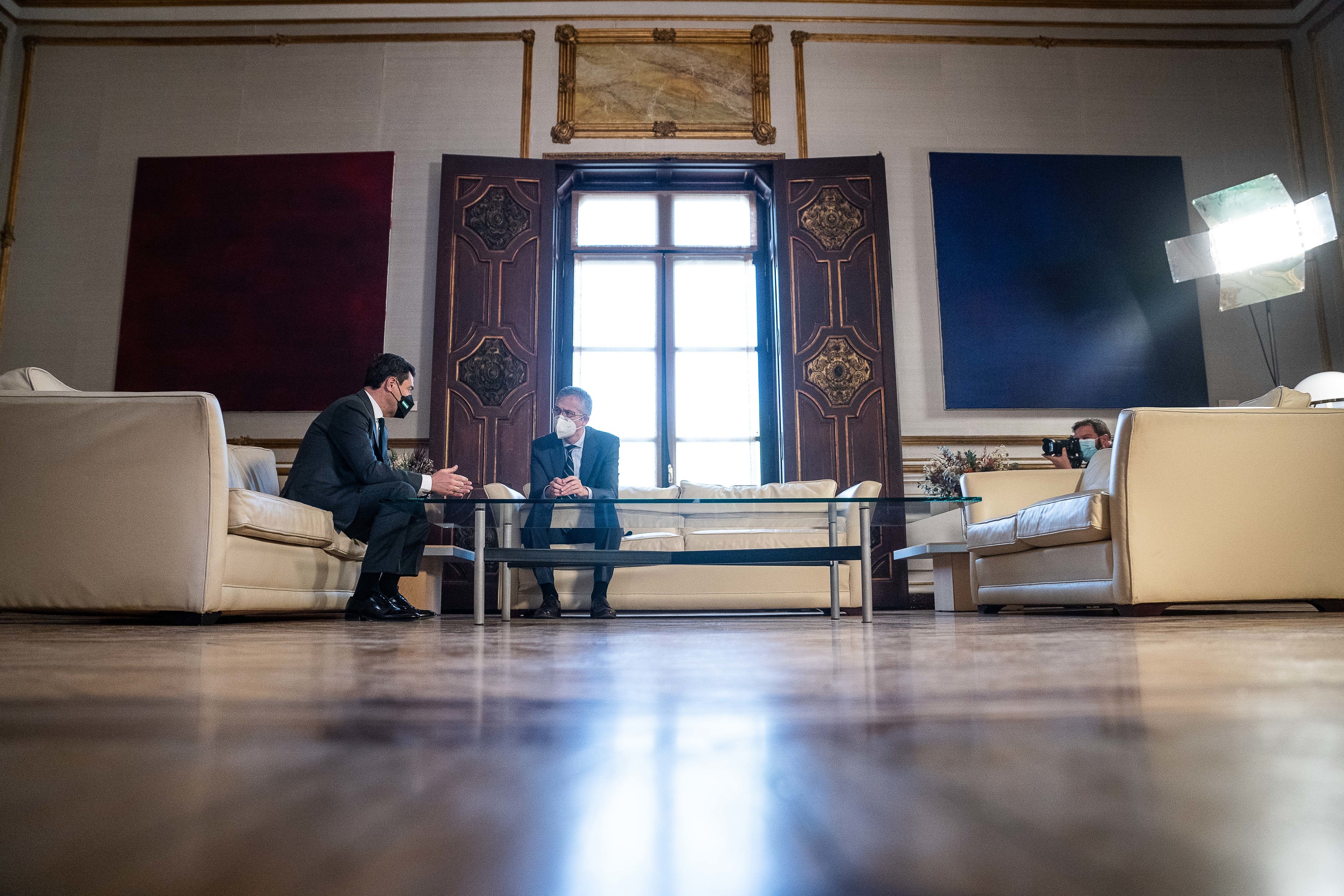 El presidente de la Junta, Juanma Moreno, reunido este mircoles en el Palacio de San Telmo con el gobernador del Banco de Espaa, Pablo Hernndez de Cos.