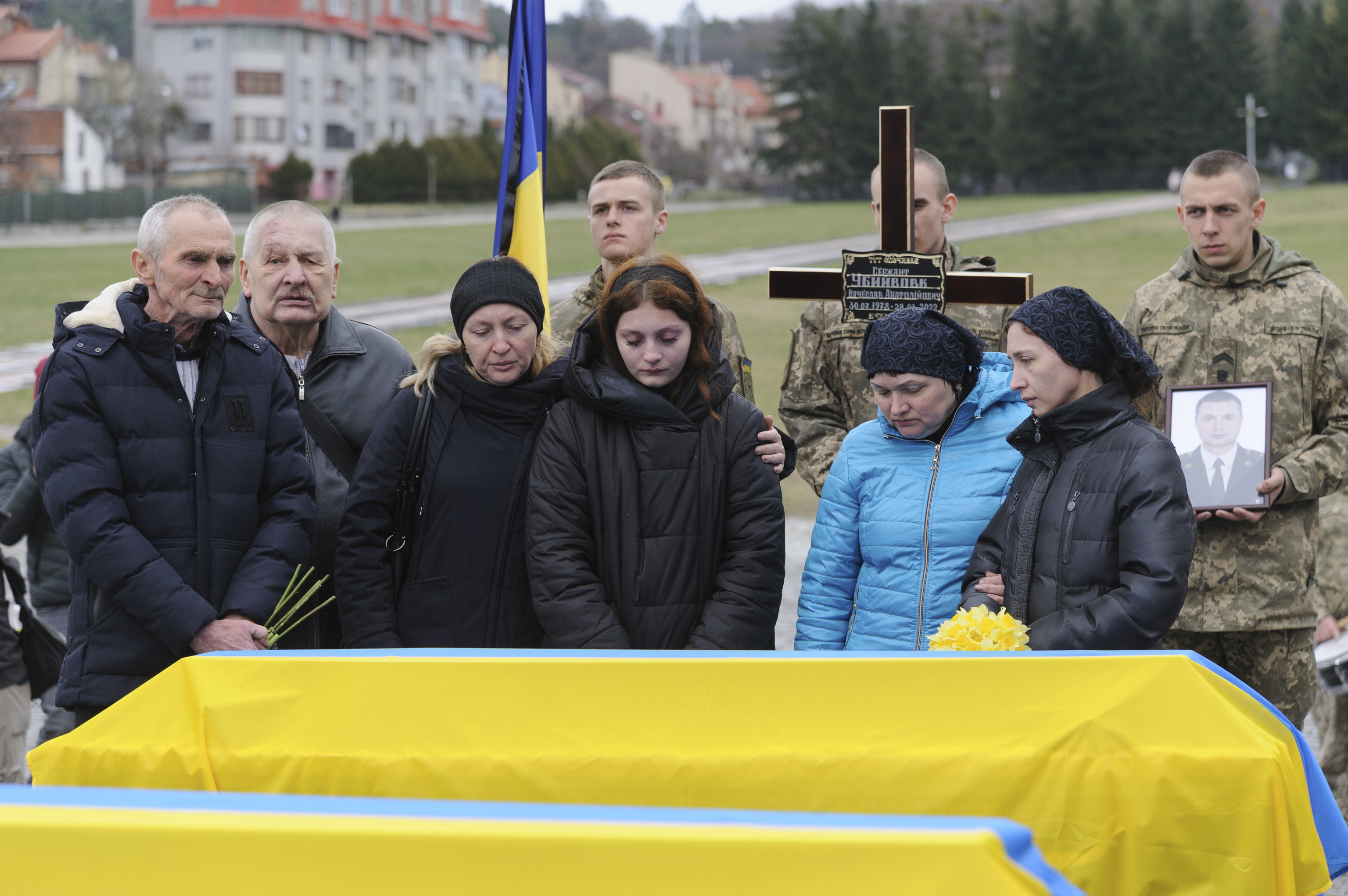 Familiares de un ucraniano, durante su funeral.