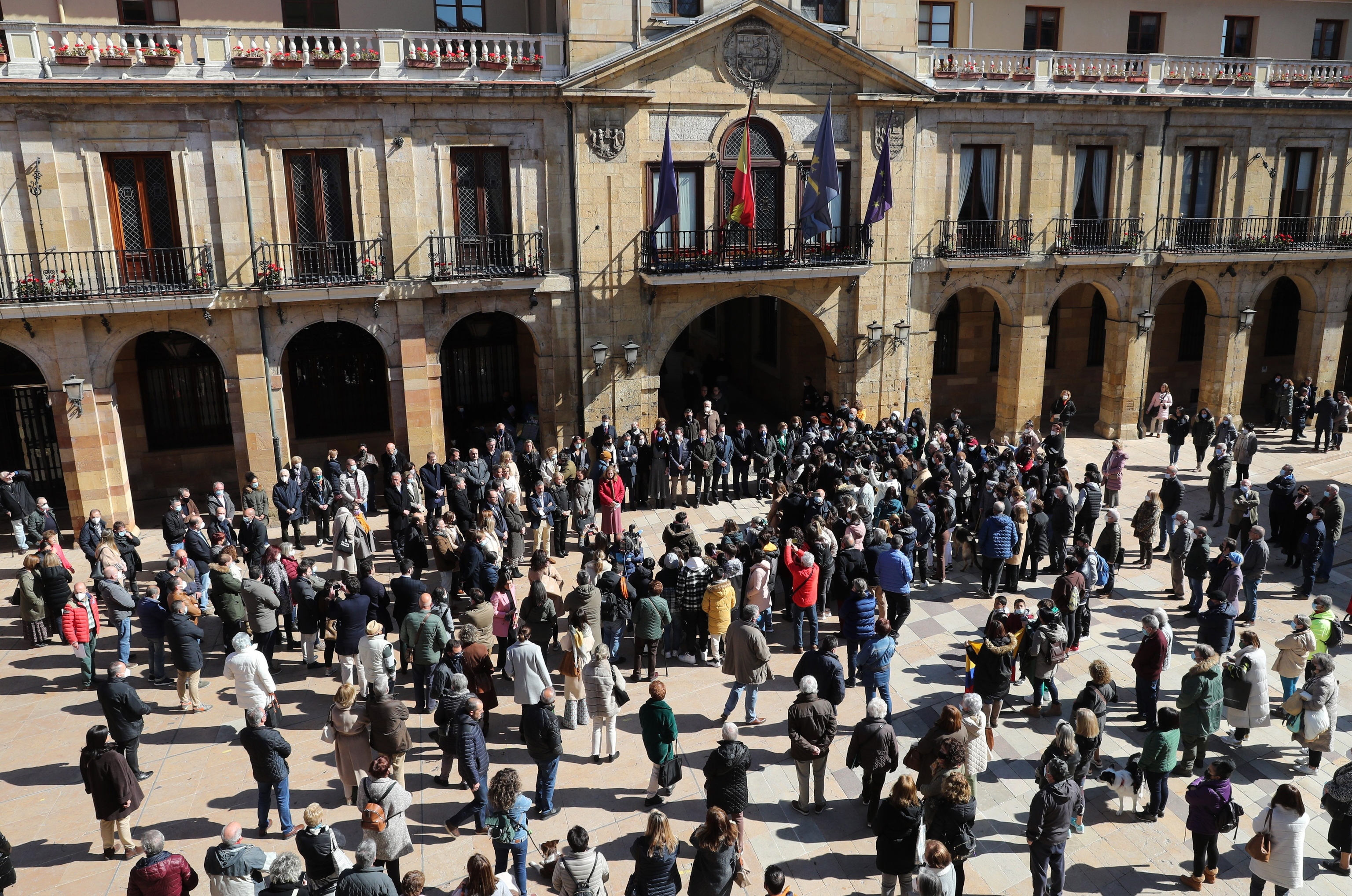 Concentracin a las puertas del Parlamento asturiano por el asesinato de la menor.