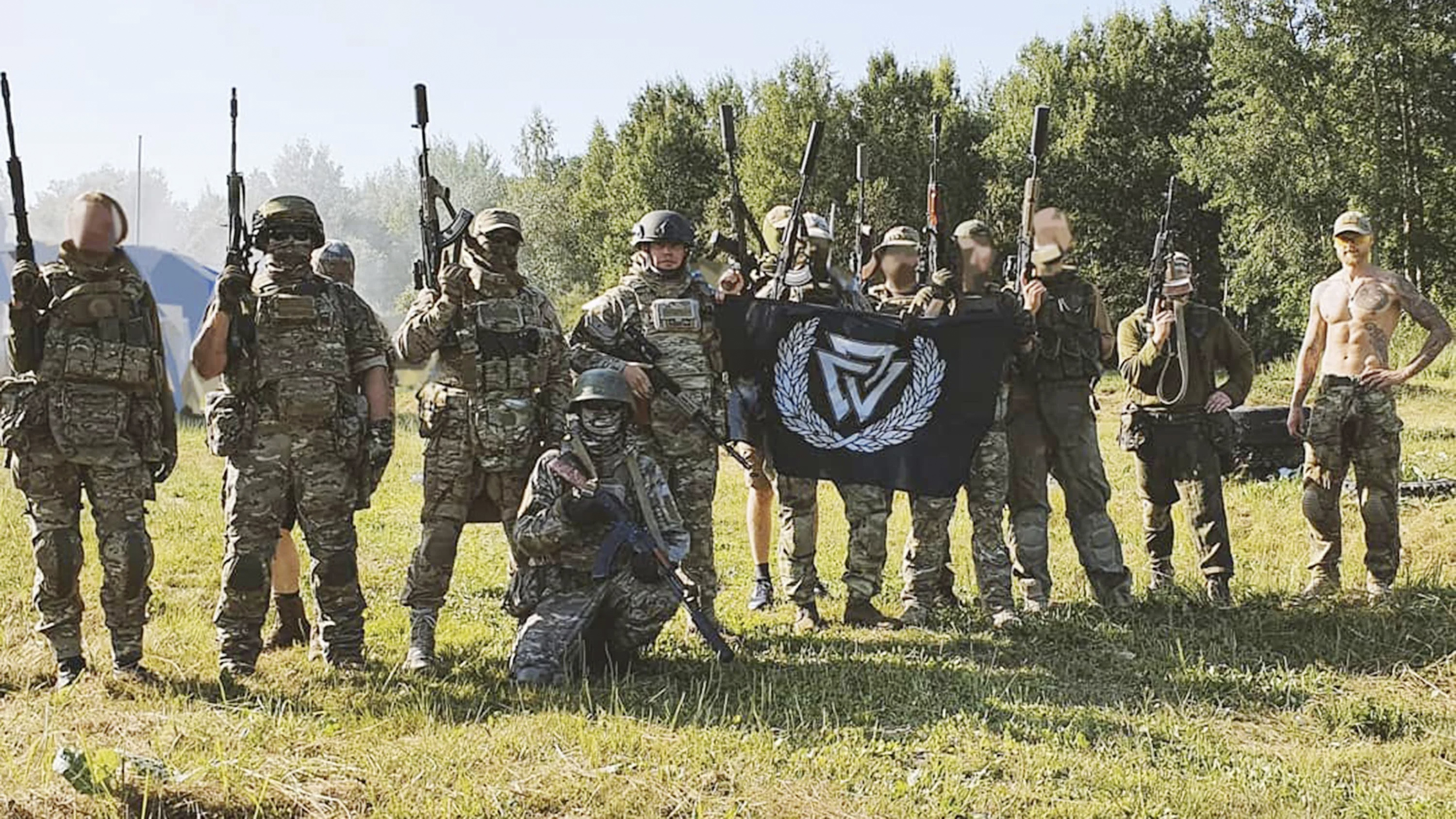 Miembros de la milicia prorrusa de extrema derecha Taskforce Rusich, posando con un nudo de Odín, un símbolo nazi.